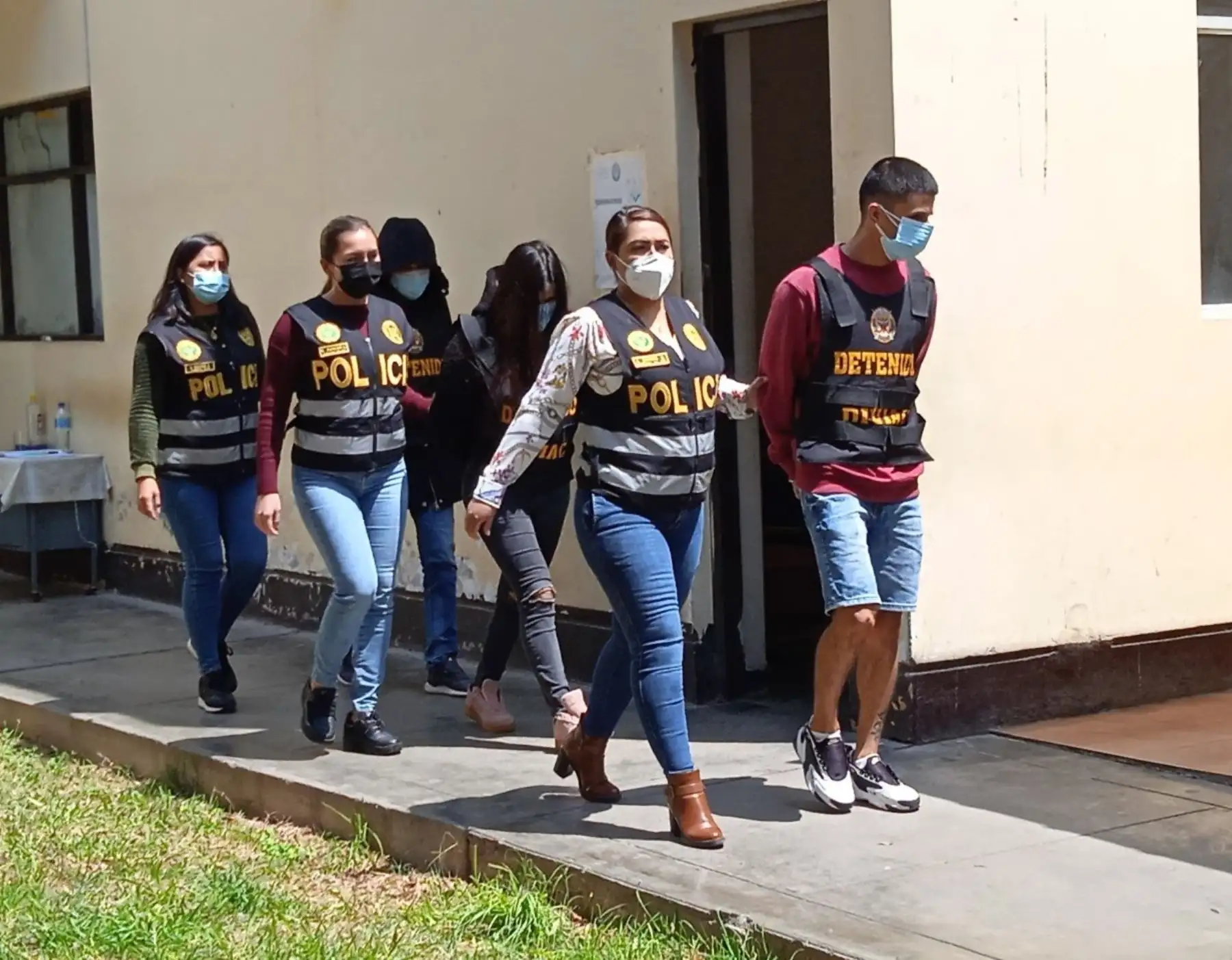 Autoridades del Ministerio Público y de la Policía Nacional detuvieron a ocho presuntos integrantes de la organización criminal los Hackers de Villa del Mar, que están acusados de cobrar bonos del Estado de forma irregular. Foto: Vanessa Graos