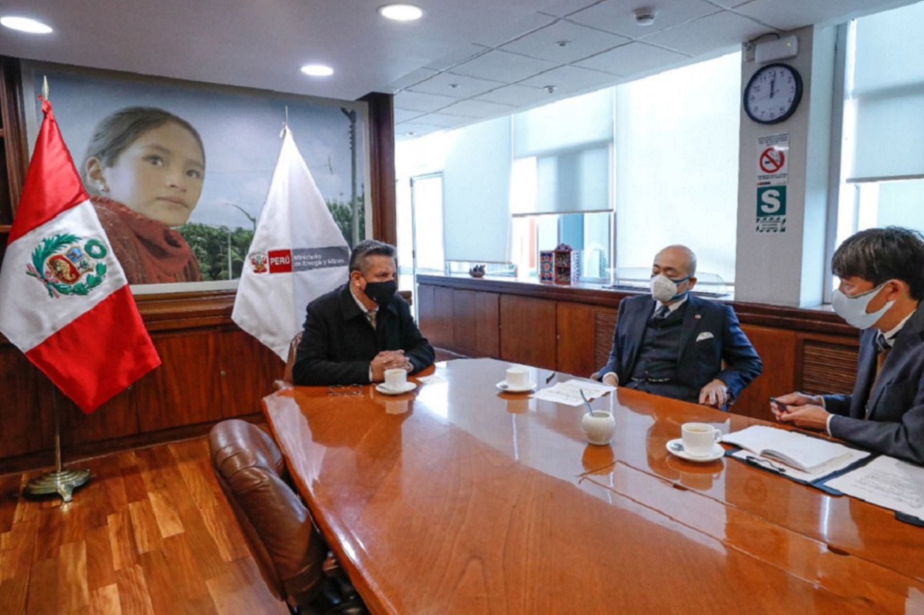 Ministro de Energía y Minas, Iván Merino, se reunió con el embajador de Japón en Perú, Katayama Kazuyuki. Foto: cortesía.