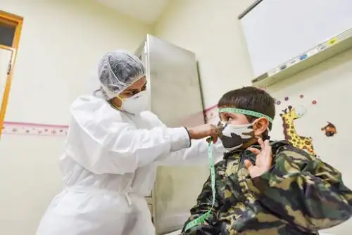 El lema de atención del INSN San Borja  es "Humanizar para sanar" pues su objetivo es asegurar la salud integral y emocional de niños, niñas y adolescentes que llegan por padecer una enfermedad compleja.  ANDINA/ INSN- San Borja