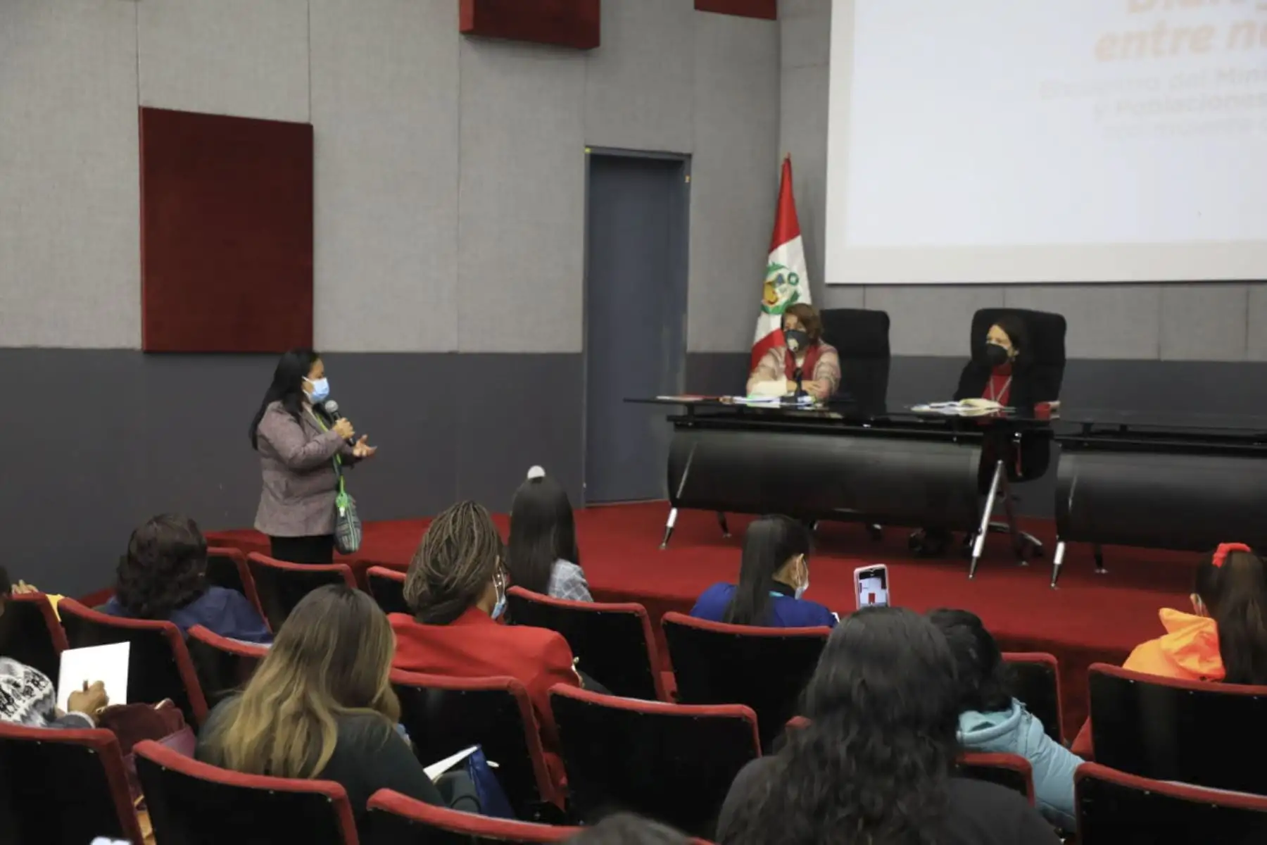 Ministra de la Mujer, Anahí Durand, participó del encuentro “Dialogando entre nosotras” junto con representantes de organizaciones de mujeres. Se promoverá este tipo de actividades de manera descentralizada y constante con mujeres de todas las regiones. Foto: ANDINA/MIMP