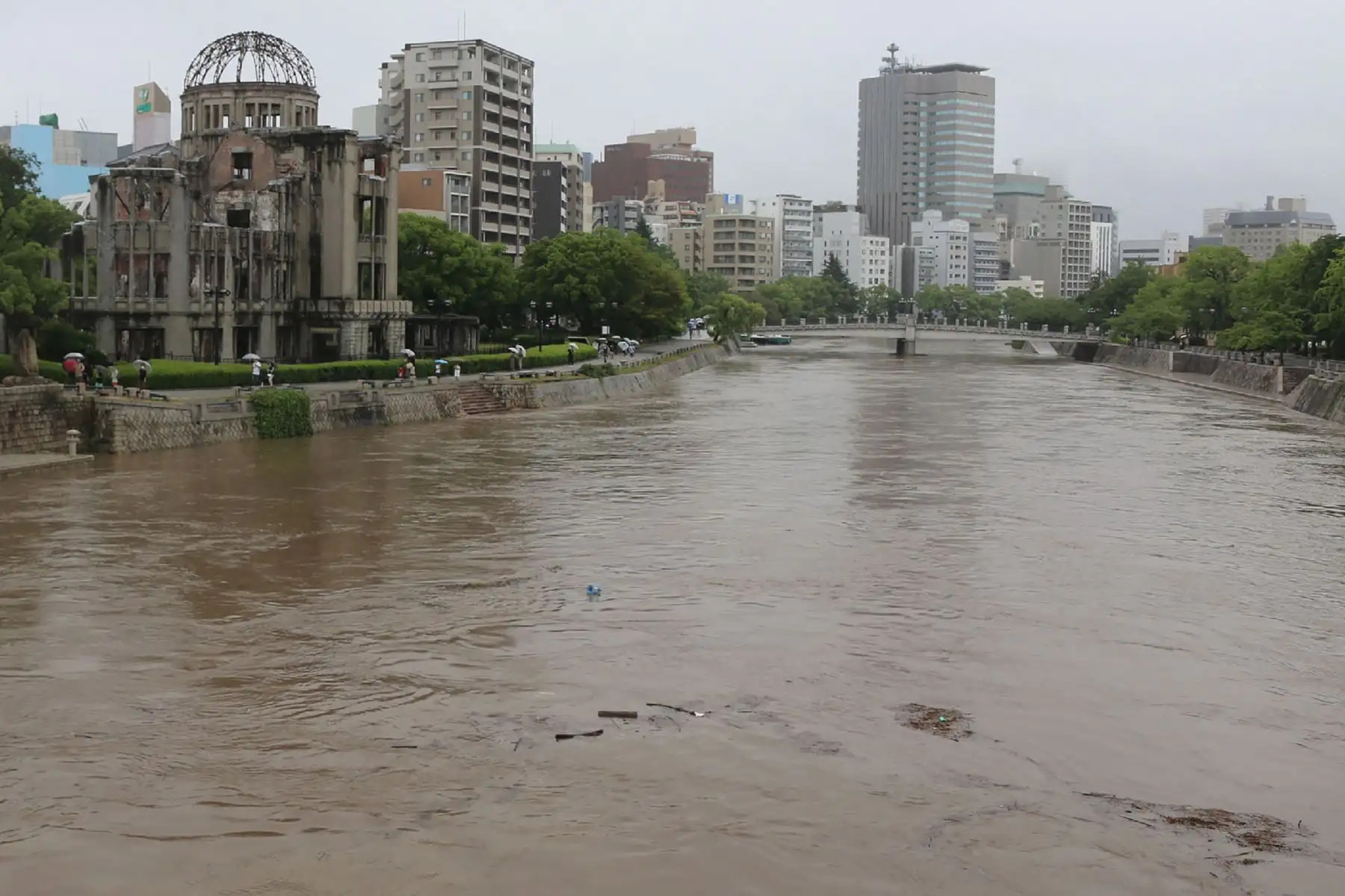 El río Motoyasu se ve junto al Domo de la Bomba Atómica  en la ciudad de Hiroshima, donde el nivel del agua aumentó debido a las fuertes lluvias.
Foto: AFP