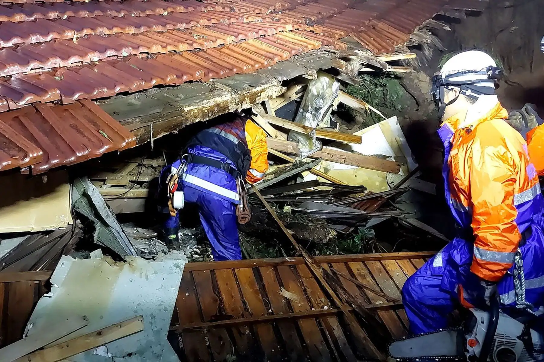 Esta fotografía tomada y publicada por el Departamento de Bomberos de Nagasaki Kenou  muestra una casa derrumbada en el lugar de un deslizamiento de tierra causadas por fuertes lluvias en Unzen, 
Foto: AFP