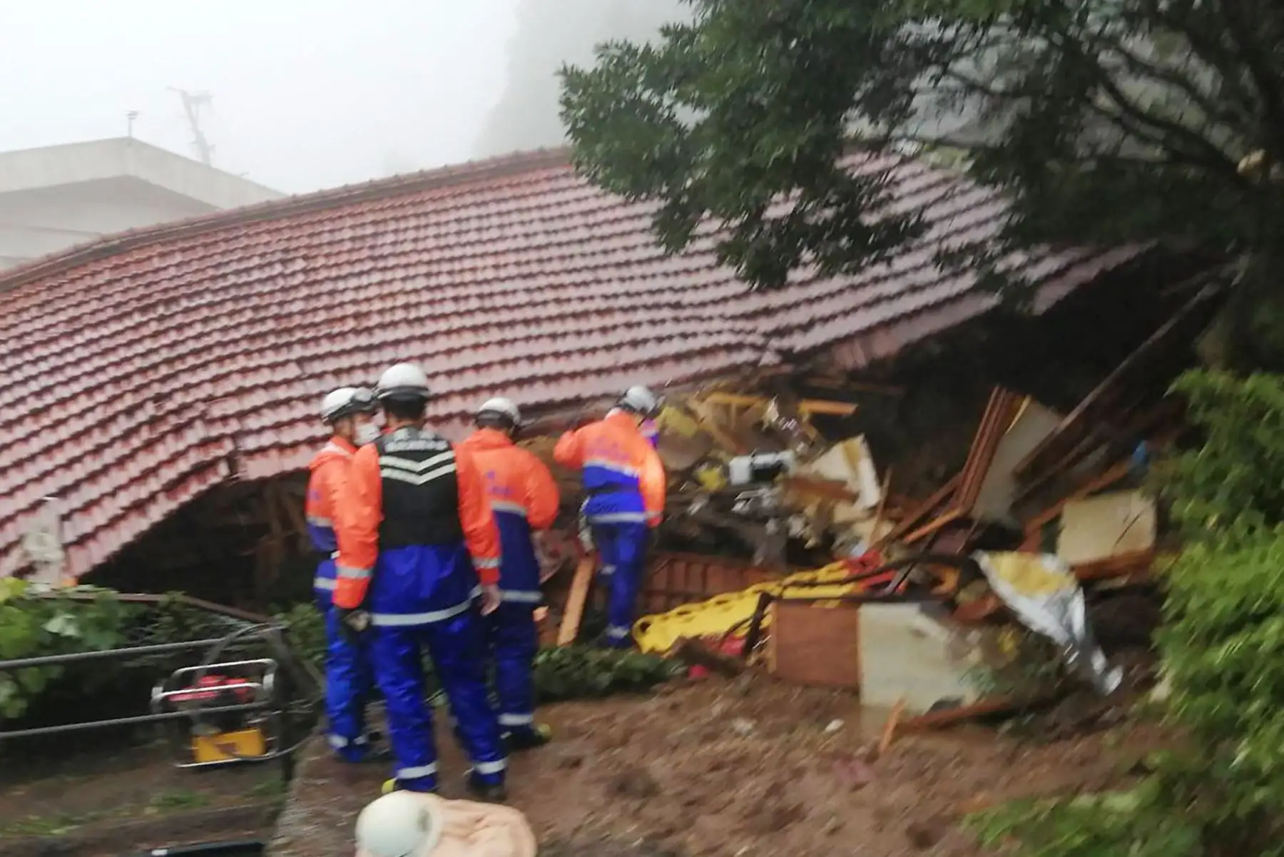 Esta fotografía tomada y publicada por el Departamento de Bomberos de Nagasaki Kenou  muestra una casa derrumbada en el lugar de un deslizamiento de tierra causadas por fuertes lluvias en Unzen, 
Foto: AFP