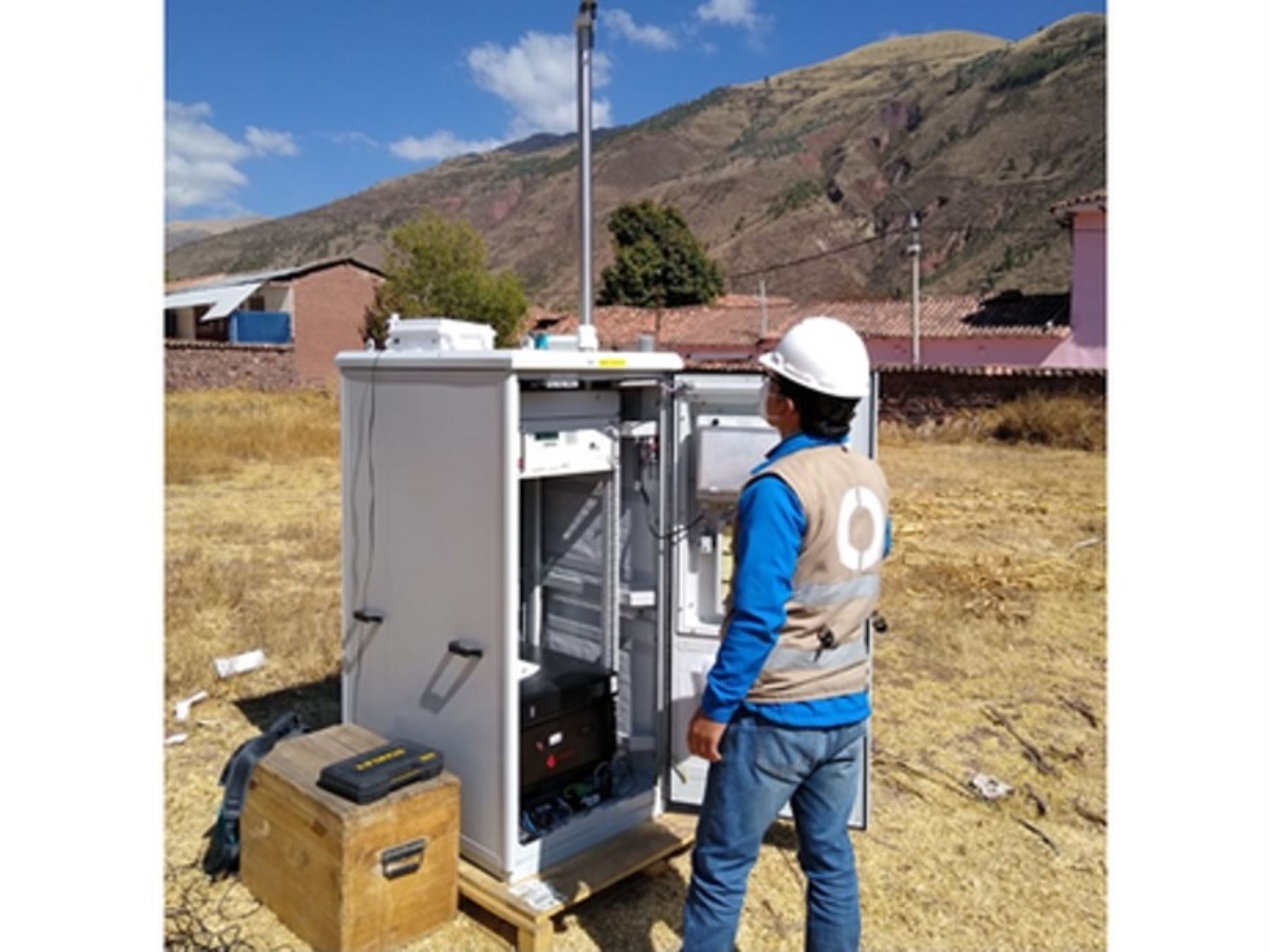 Especialistas del OEFA instalaron equipos para monitorear la calidad del aire en los distritos de Lucre y Andahuaylillas, en Cusco, afectados por un incendio forestal.