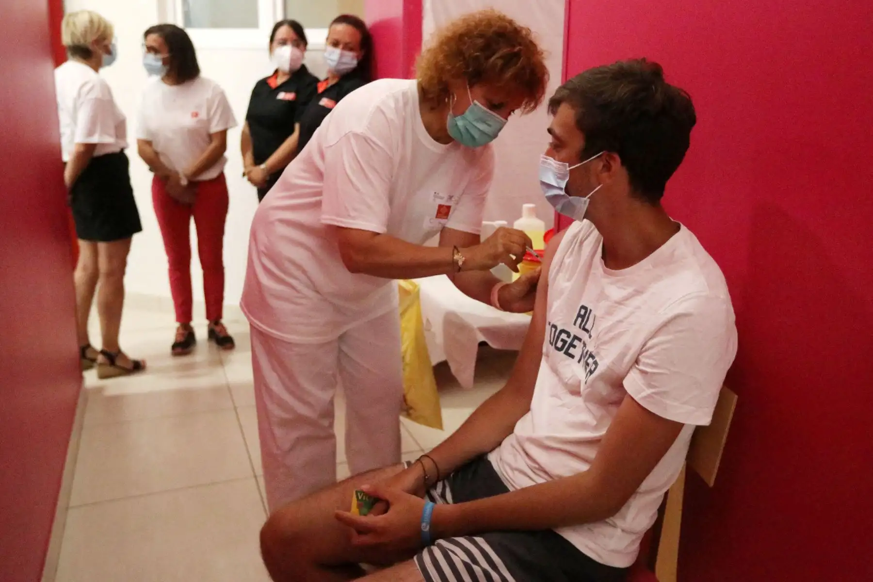 Un miembro de la Cruz Roja Francesa vacuna a un vacacionista durante una campaña de sensibilización para la vacunación contra el covid-19 en un campamento  en Argeles-sur-Mer, sur de Francia. 
Foto: AFP