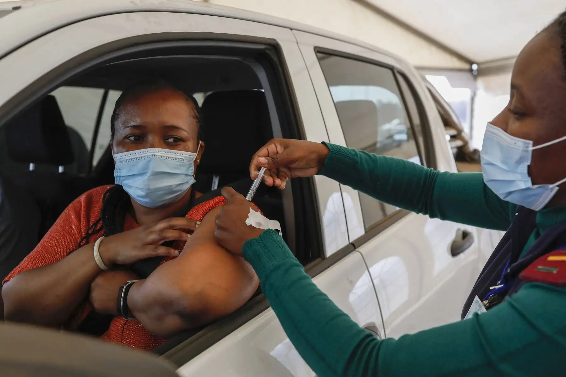 Una mujer recibe una dosis de la vacuna Johnson and Johnson covid-19 de un trabajador de la salud en el Zwartkops Raceway en Centurion.
Foto: AFP