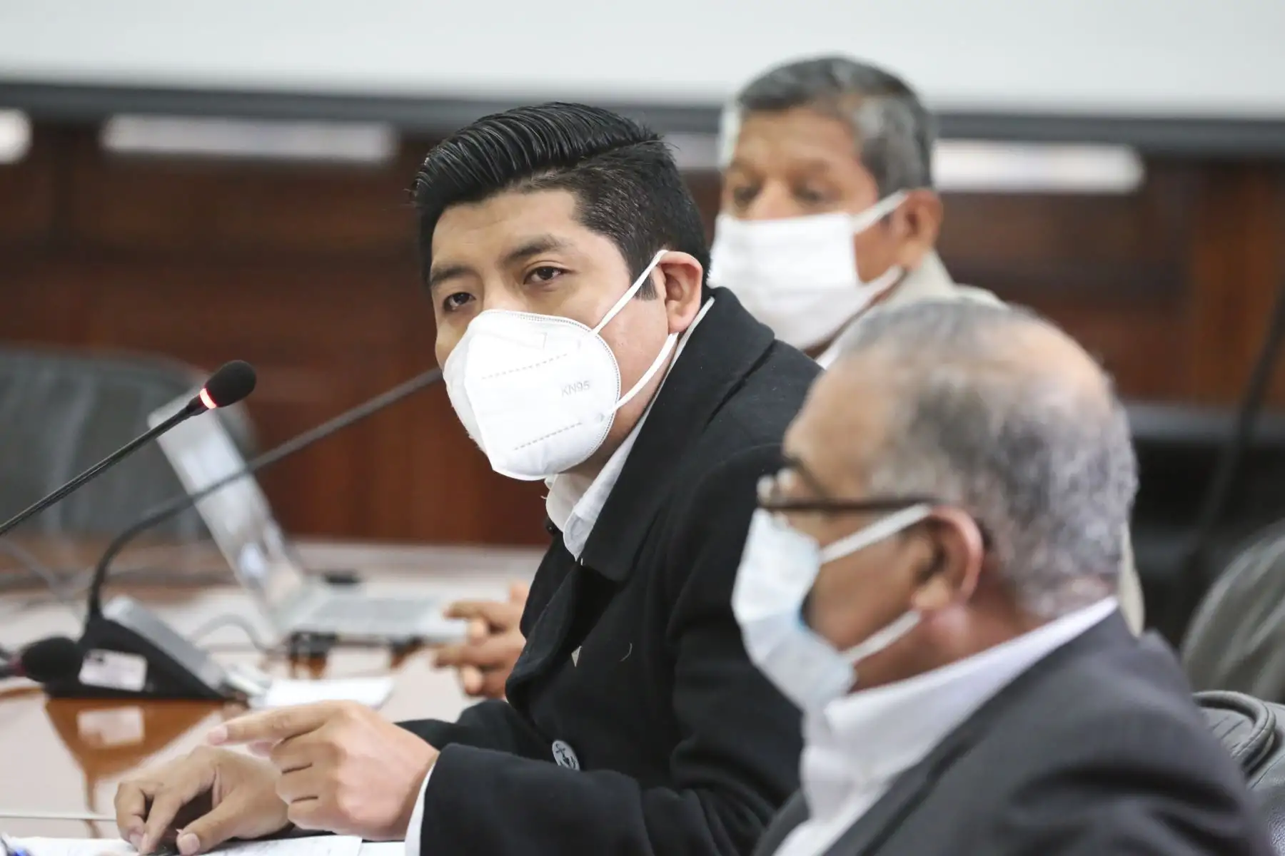 Presidente del Consejo de Ministros, Guido Bellido, el ministro de la Producción, Yvan Quispe y el ministro de Comercio Exterior, Roberto Sánchez  participaron de una reunión con importantes gremios del emporio comercial de Gamarra.
Foto: PCM