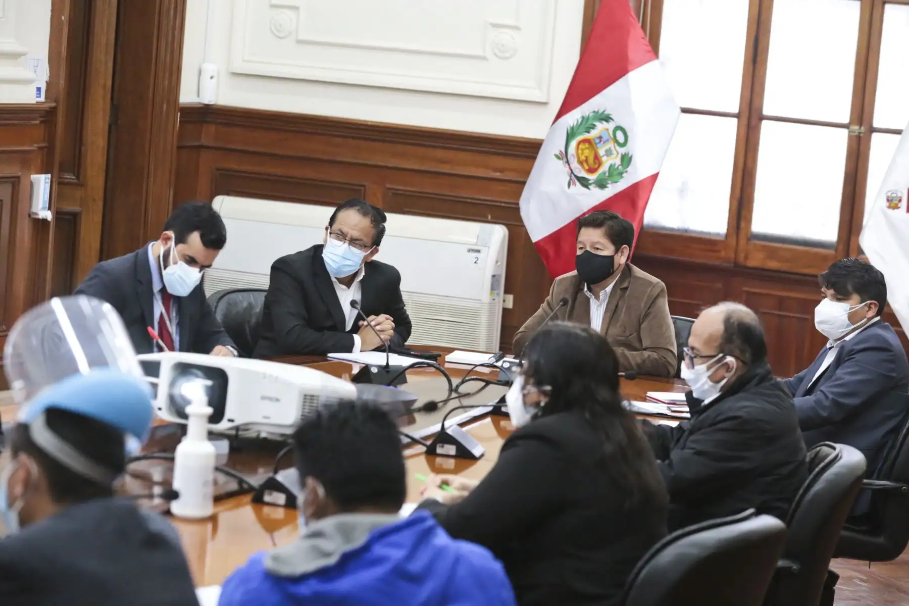 Presidente del Consejo de Ministros, Guido Bellido, el ministro de la Producción, Yvan Quispe y el ministro de Comercio Exterior, Roberto Sánchez  participaron de una reunión con importantes gremios del emporio comercial de Gamarra.
Foto: PCM