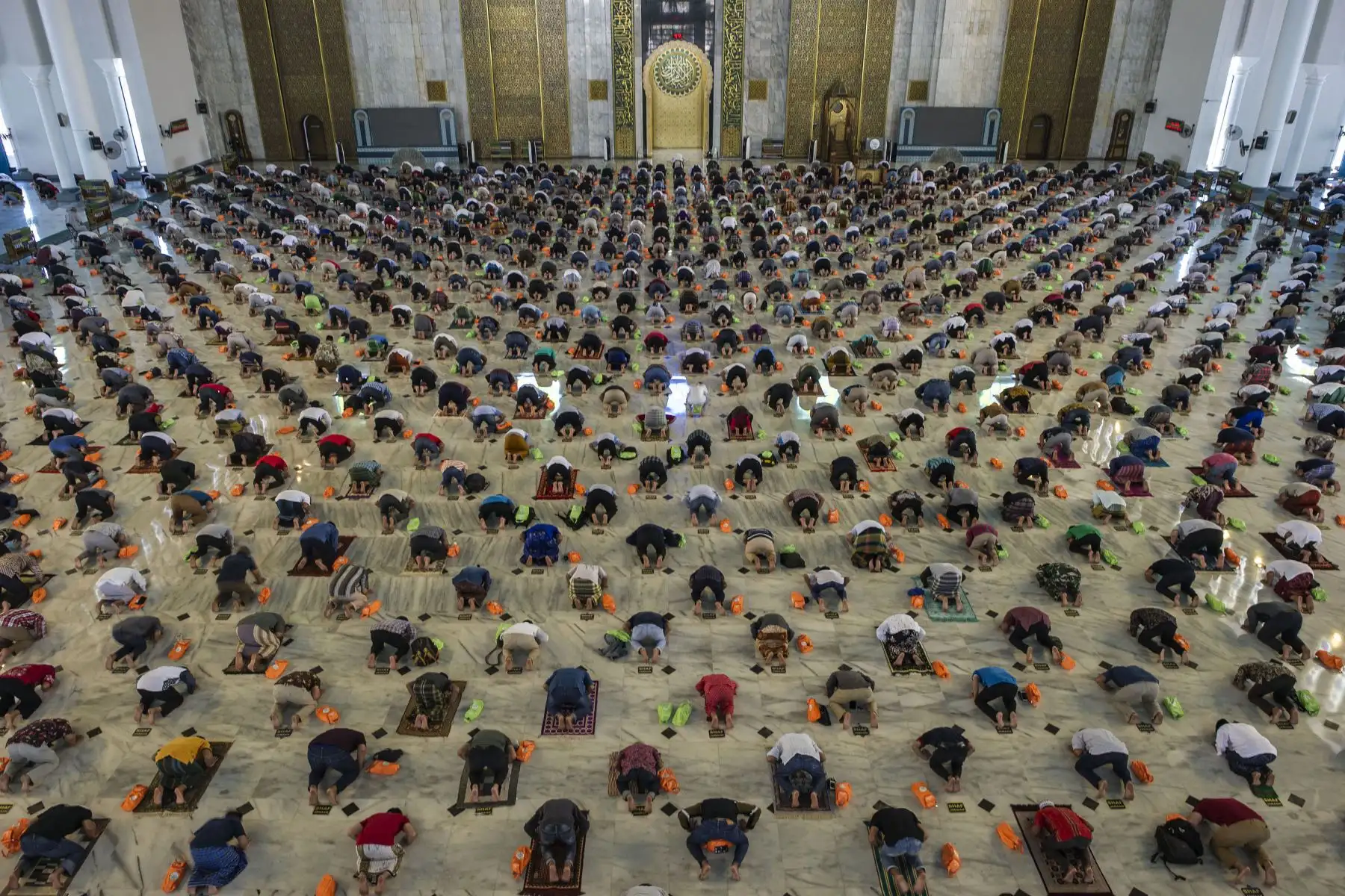 Los musulmanes participan en las oraciones congregacionales de los viernes con medidas de distanciamiento social implementadas debido a la pandemia de covid-19 en una mezquita en Surabaya.
Foto: AFP