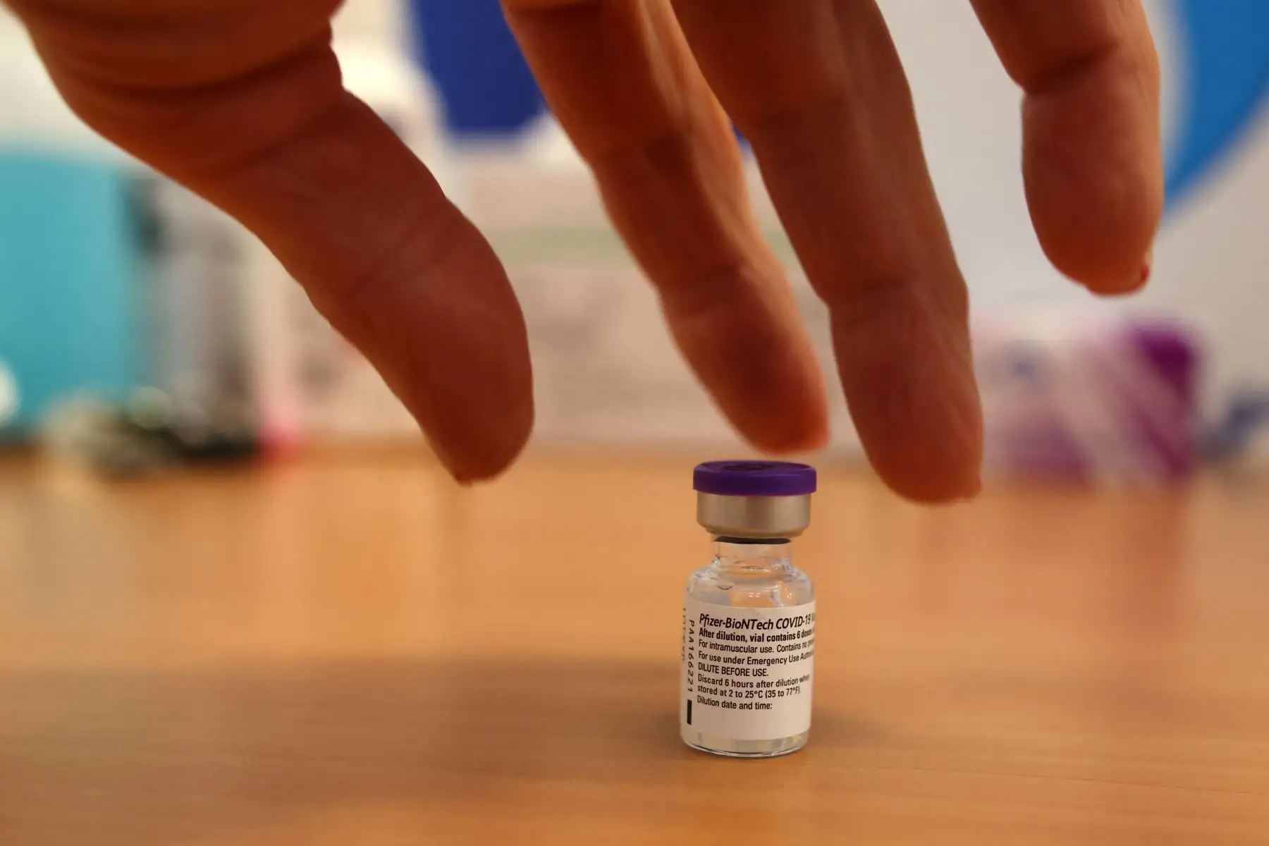 Un trabajador de la salud israelí toma una dosis de la vacuna Pfizer-BioNtech covid -19  en el Servicio de Salud Maccabi en la ciudad israelí.
Foto: AFP