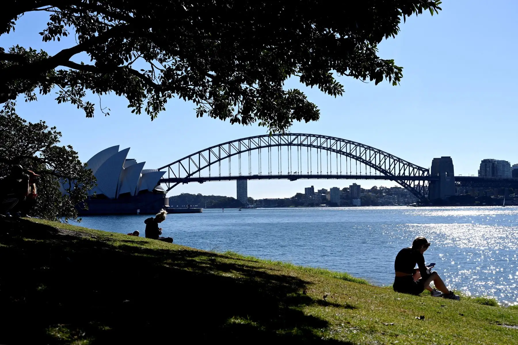 Los visitantes pasan la tarde en Mrs. Macquarie