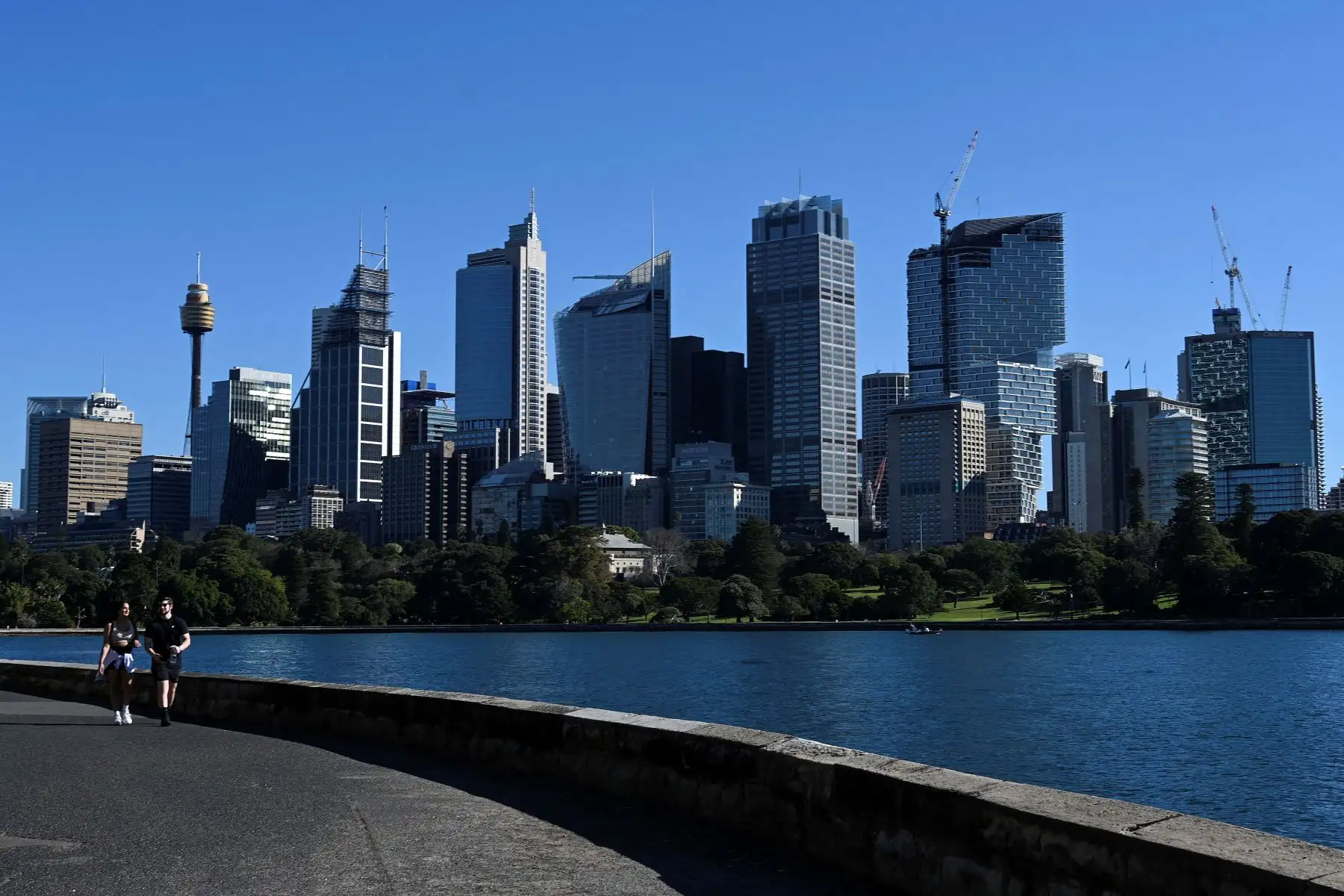 Los residentes caminan a lo largo del paseo marítimo del puerto de Sydney en medio de un bloqueo prolongado debido a la pandemia de covid-19.
Foto: AFP