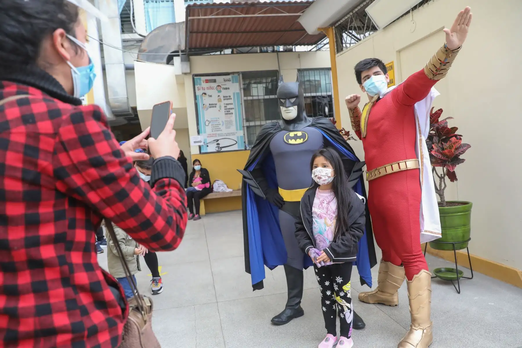 En el Día Nacional de la Salud y Buen trato al Paciente, el pequeño Isaac recibió una gran sorpresa al ser visitado por Batman, Flash y Shazam.
Foto: ANDINA/Andrés Valle