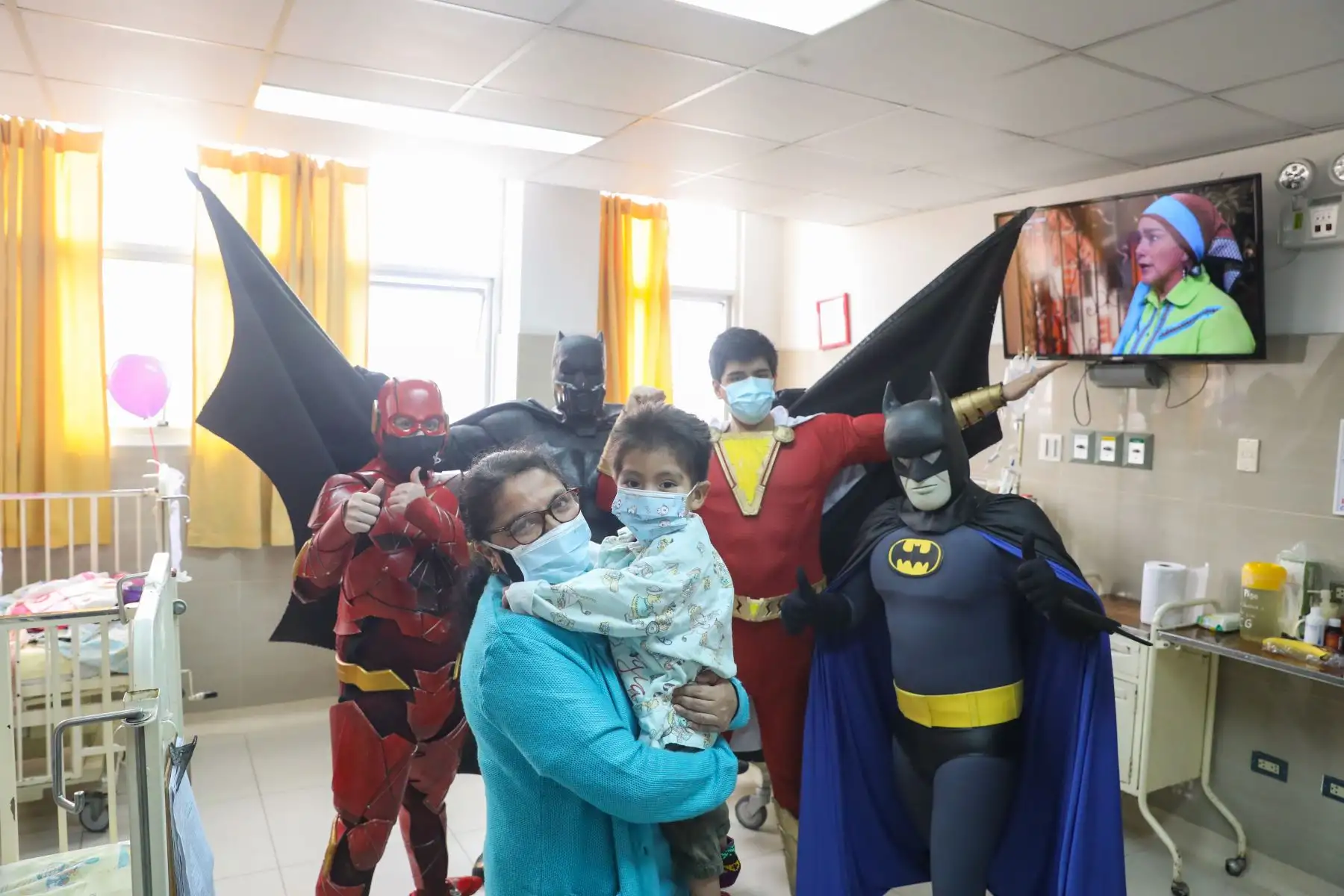 En el Día Nacional de la Salud y Buen trato al Paciente
super héroes visitaron al pequeño Isaac niño de 3 años quien pasó  14 cirugías para lograr su recuperación, en el Instituto Nacional de Salud del Niño.
Foto: ANDINA/Andrés Valle