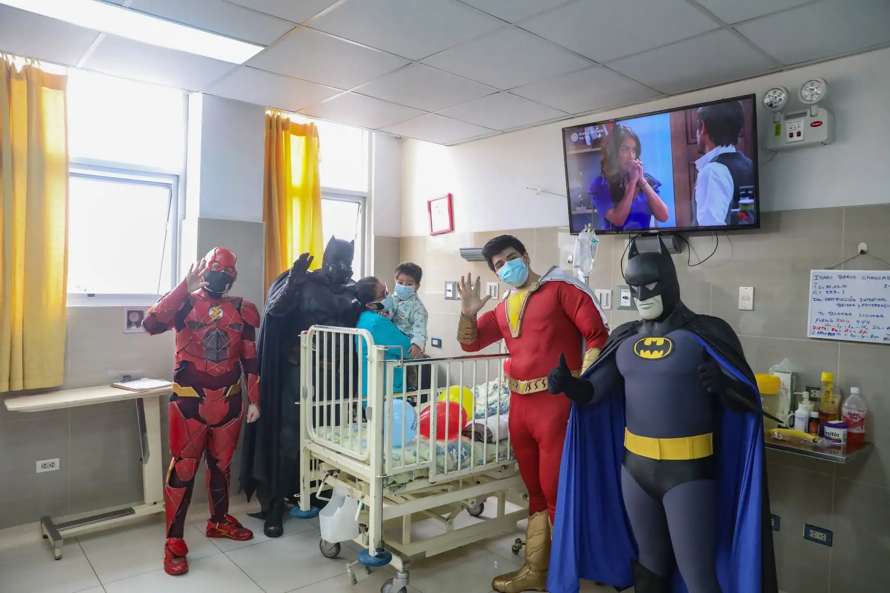 En el Día Nacional de la Salud y Buen trato al Paciente
super héroes visitaron al pequeño Isaac niño de 3 años quien pasó  14 cirugías para lograr su recuperación, en el Instituto Nacional de Salud del Niño.
Foto: ANDINA/Andrés Valle