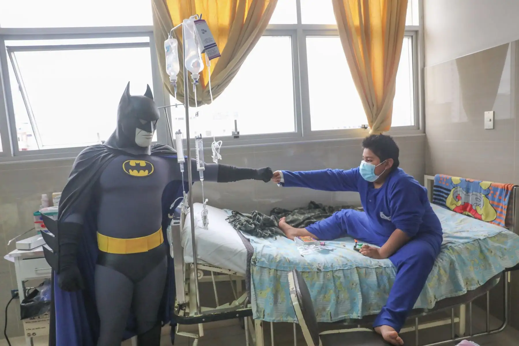 En el Día Nacional de la Salud y Buen trato al Paciente
super héroes visitaron al pequeño Isaac niño de 3 años quien pasó  14 cirugías para lograr su recuperación, en el Instituto Nacional de Salud del Niño.
Foto: ANDINA/Andrés Valle
