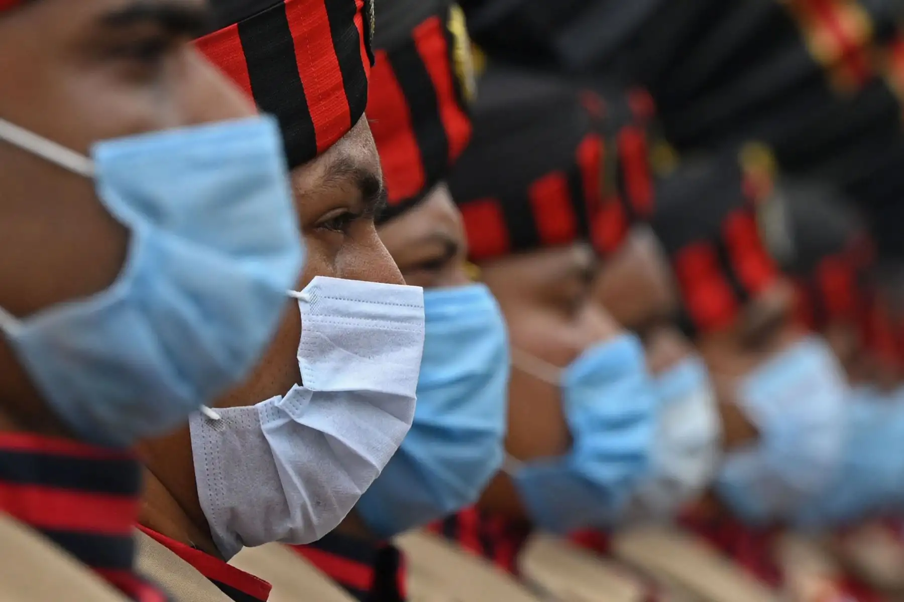 El personal de la policía de Calcuta participa en el ensayo general de las celebraciones del Día de la Independencia de la India en Calcuta.
Foto: AFP