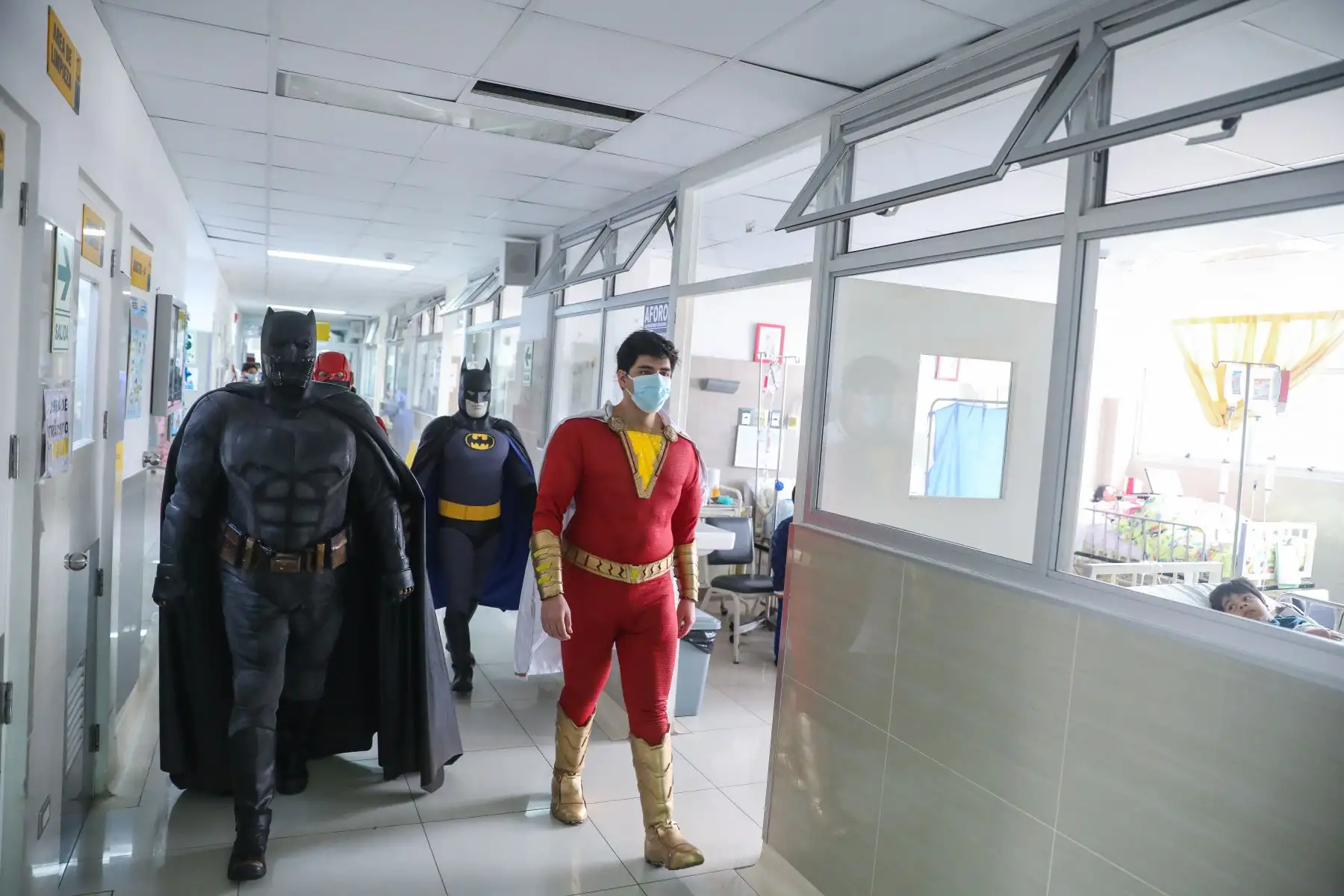 En el Día Nacional de la Salud y Buen trato al Paciente
super héroes visitaron al pequeño Isaac niño de 3 años quien pasó  14 cirugías para lograr su recuperación, en el Instituto Nacional de Salud del Niño.
Foto: ANDINA/Andrés Valle