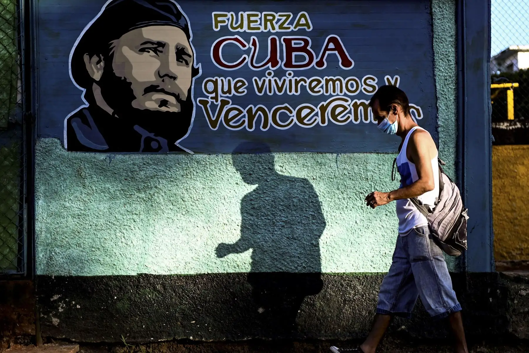 Un hombre camina junto a un mural que representa al fallecido líder cubano Fidel Castro -quien hoy habría cumplido 95 años- en La Habana.
Foto: AFP
