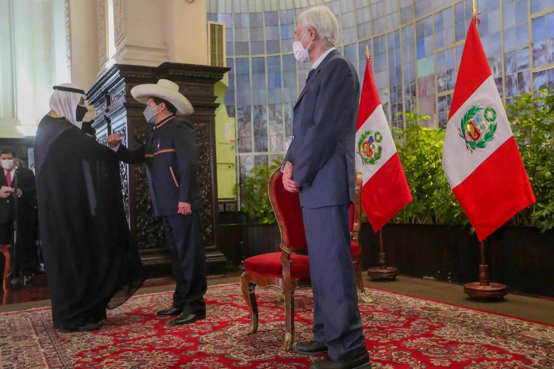 El presidente Pedro Castillo, junto con el canciller Héctor Béjar, recibe el saludo de los jefes de la Misión del Cuerpo Diplomático acreditados en el Perú.
Foto: ANDINA/Prensa Presidencia