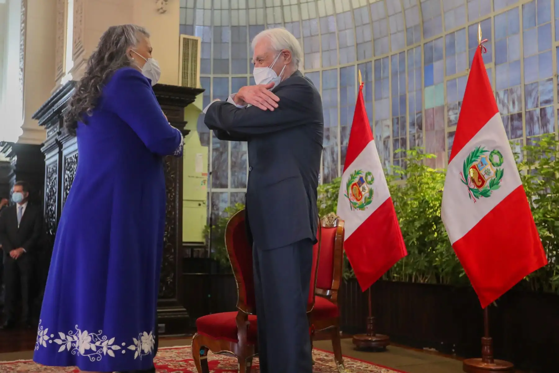 El presidente Pedro Castillo, junto con el canciller Héctor Béjar, recibe el saludo de los jefes de la Misión del Cuerpo Diplomático acreditados en el Perú.
Foto: ANDINA/Prensa Presidencia