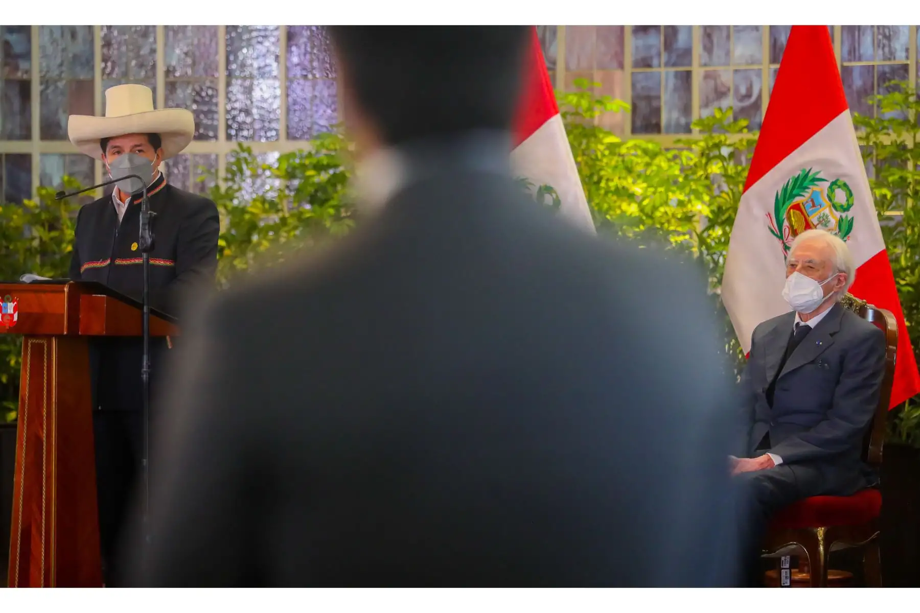 El presidente Pedro Castillo, junto con el canciller Héctor Béjar, recibe el saludo de los jefes de la Misión del Cuerpo Diplomático acreditados en el Perú.
Foto: ANDINA/Prensa Presidencia