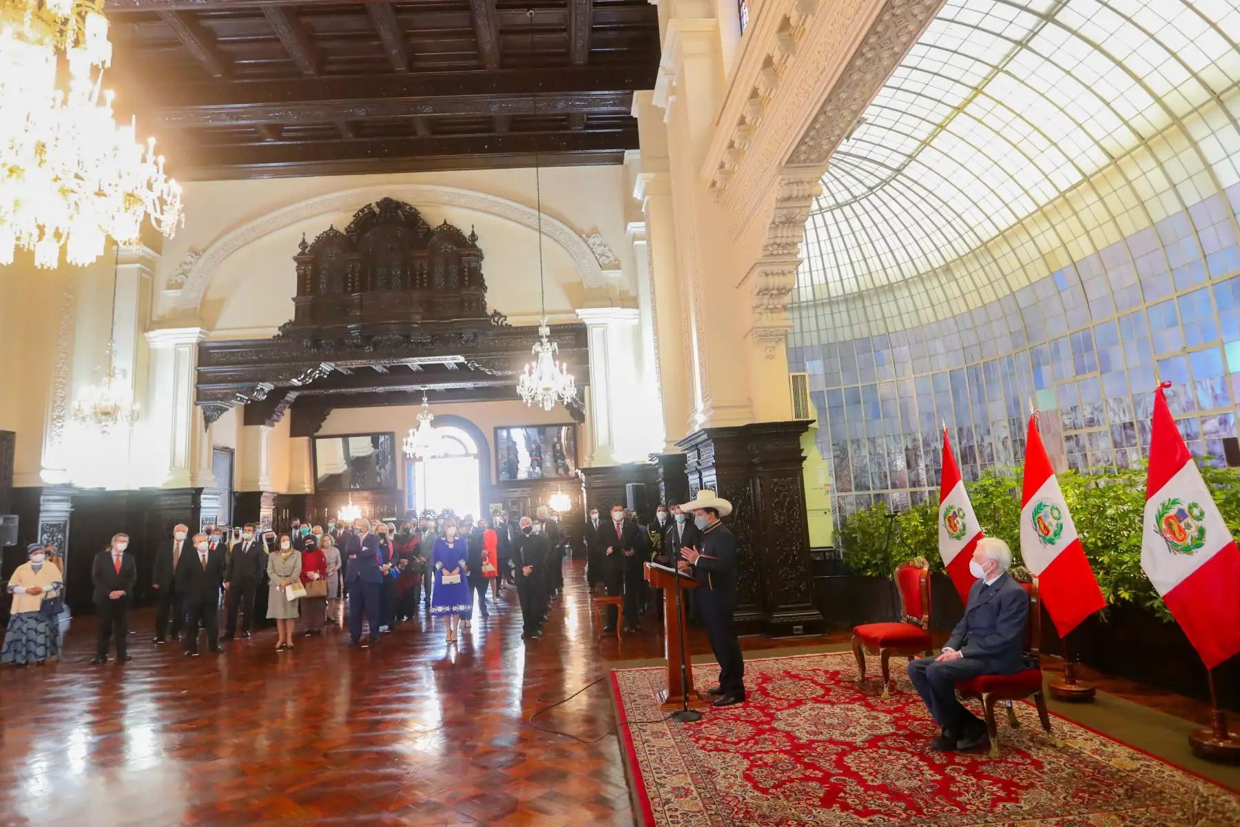 El presidente Pedro Castillo, junto con el canciller Héctor Béjar, recibe el saludo de los jefes de la Misión del Cuerpo Diplomático acreditados en el Perú.
Foto: ANDINA/Prensa Presidencia