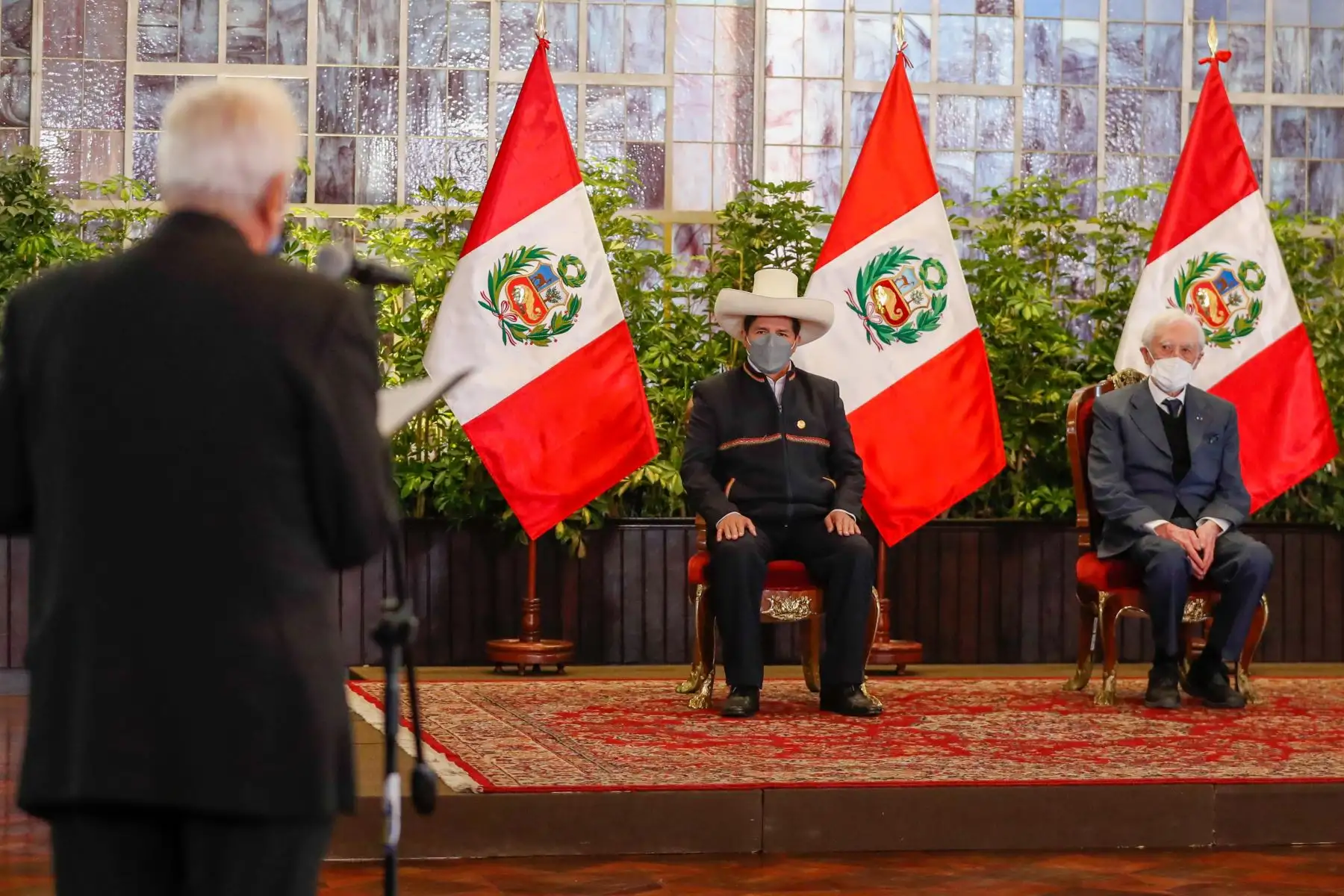 El presidente Pedro Castillo, junto con el canciller Héctor Béjar, recibe el saludo de los jefes de la Misión del Cuerpo Diplomático acreditados en el Perú.
Foto: ANDINA/Prensa Presidencia