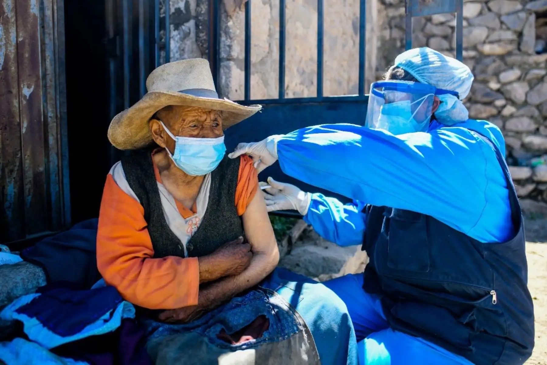 Brigada de enfermeras y personal de salud caminan más  de 5 horas para inmunizar con la segunda dosis de la vacuna Pfizer para combatir el covid - 19 en la  provincia de Caylloma de la región de Arequipa.
Foto: Cortesía Diego Ramos