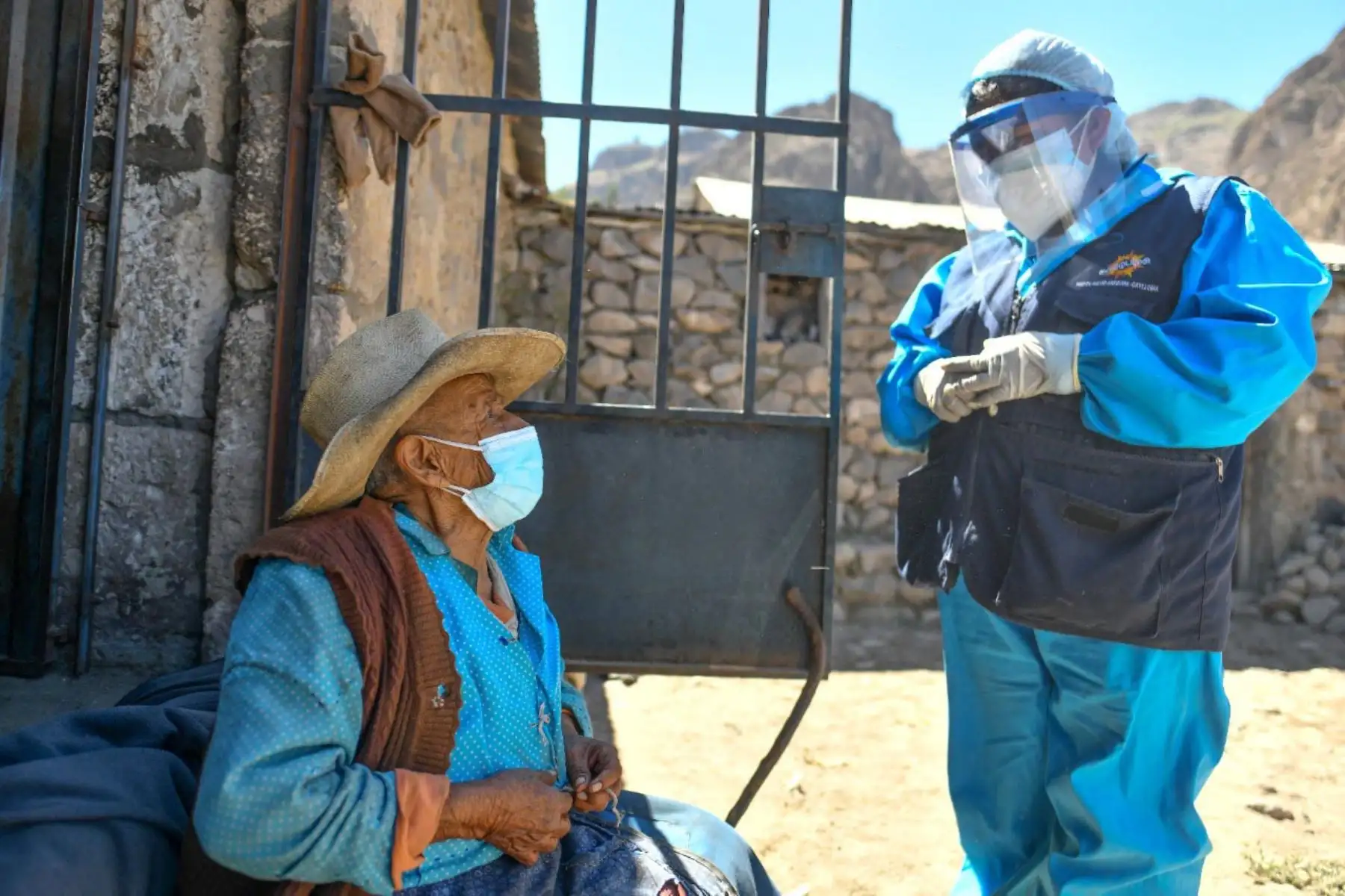 Brigada de enfermeras y personal de salud caminan más  de 5 horas para inmunizar con la segunda dosis de la vacuna Pfizer para combatir el covid - 19 en la  provincia de Caylloma de la región de Arequipa.
Foto: Cortesía Diego Ramos