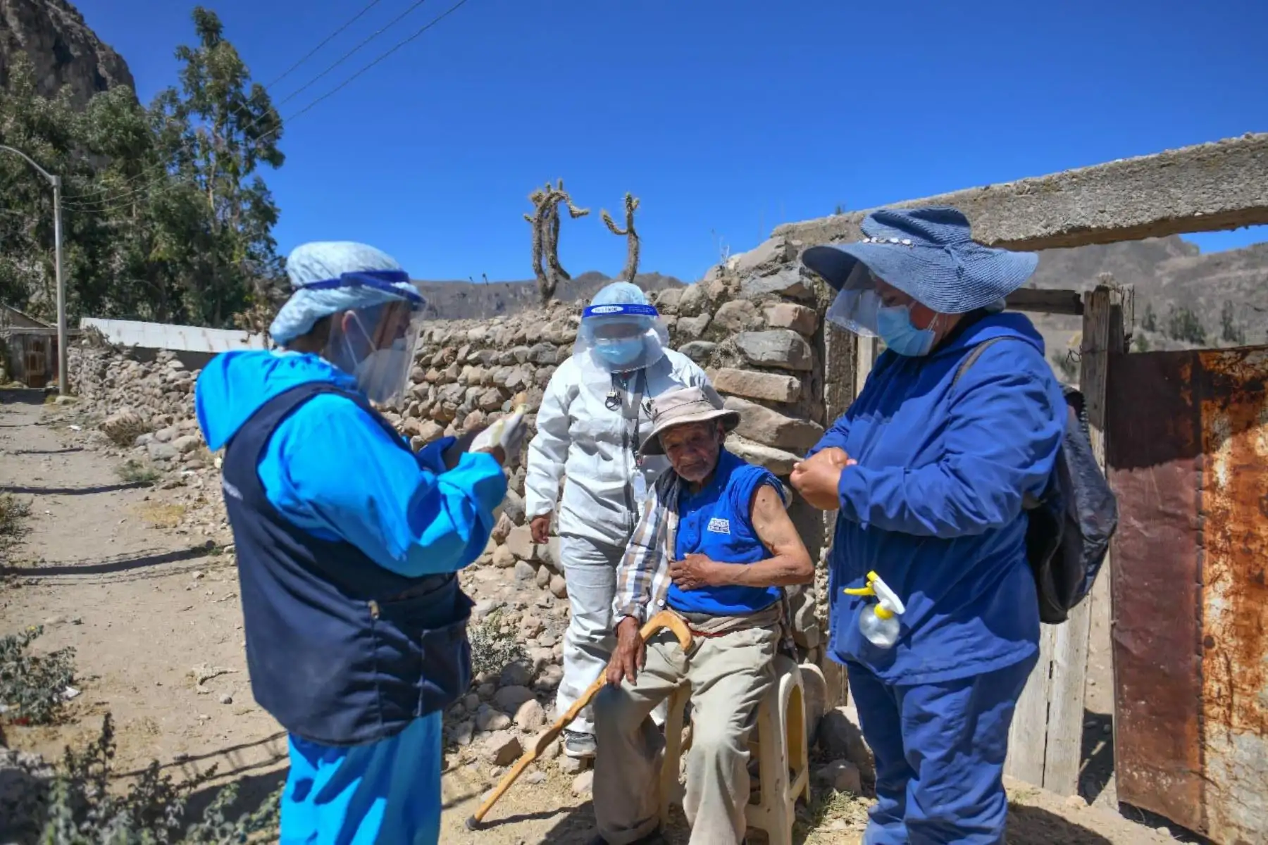 Brigada de enfermeras y personal de salud caminan más  de 5 horas para inmunizar con la segunda dosis de la vacuna Pfizer para combatir el covid - 19 en la  provincia de Caylloma de la región de Arequipa.
Foto: Cortesía Diego Ramos