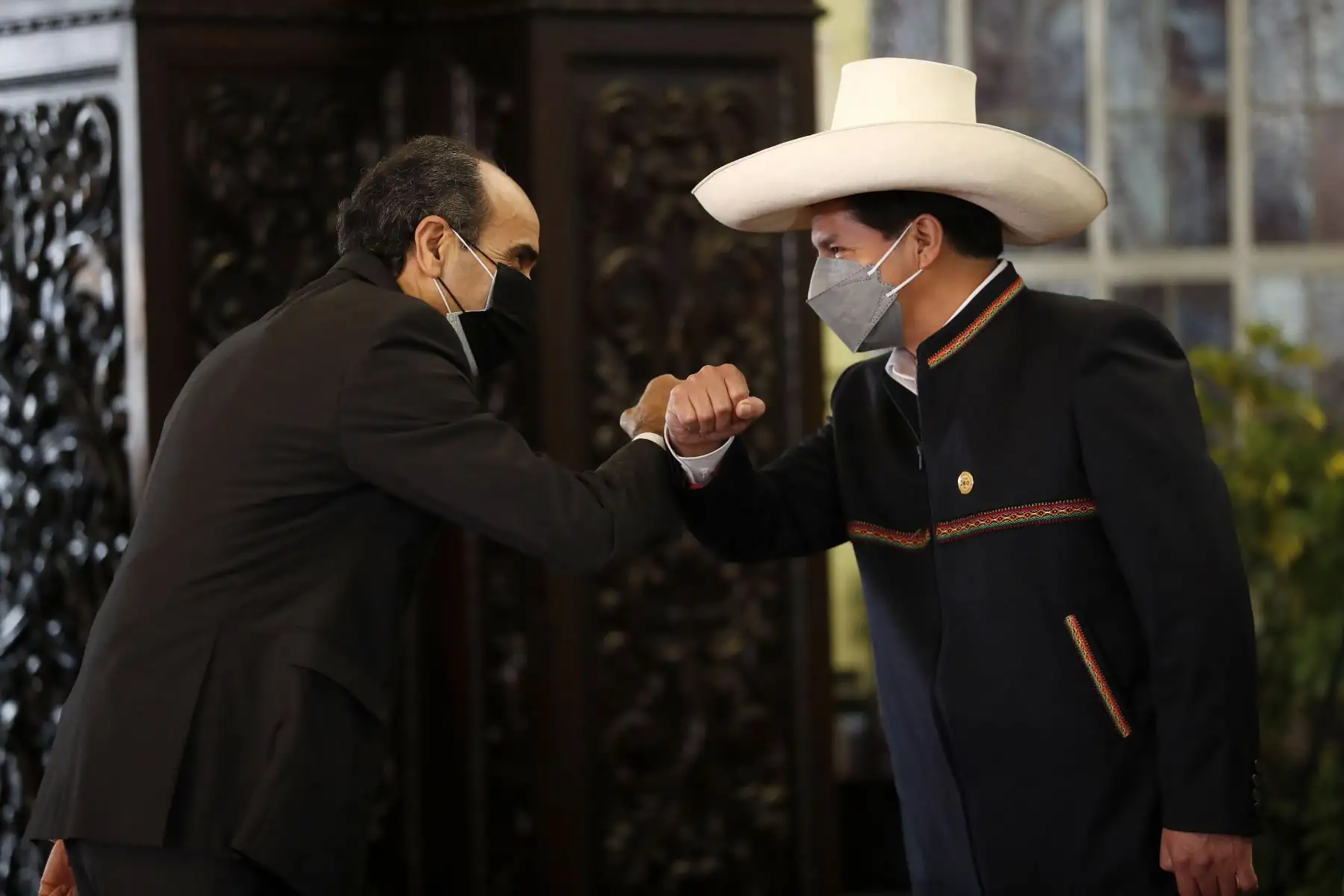 El presidente de la República, Pedro Castillo, junto con el Canciller, Héctor Béjar, reciben el saludo protocolar del cuerpo diplomático acreditado en el Perú y representantes de organizaciones internacionales.
Foto: ANDINA/Prensa Presidencia