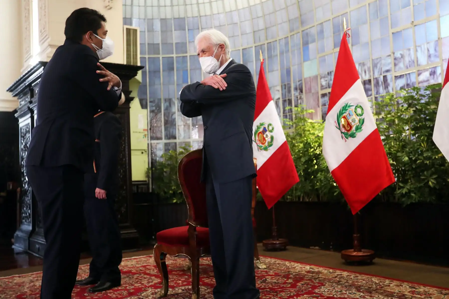 El presidente de la República, Pedro Castillo, junto con el Canciller, Héctor Béjar, reciben el saludo protocolar del cuerpo diplomático acreditado en el Perú y representantes de organizaciones internacionales.
Foto: ANDINA/Prensa Presidencia