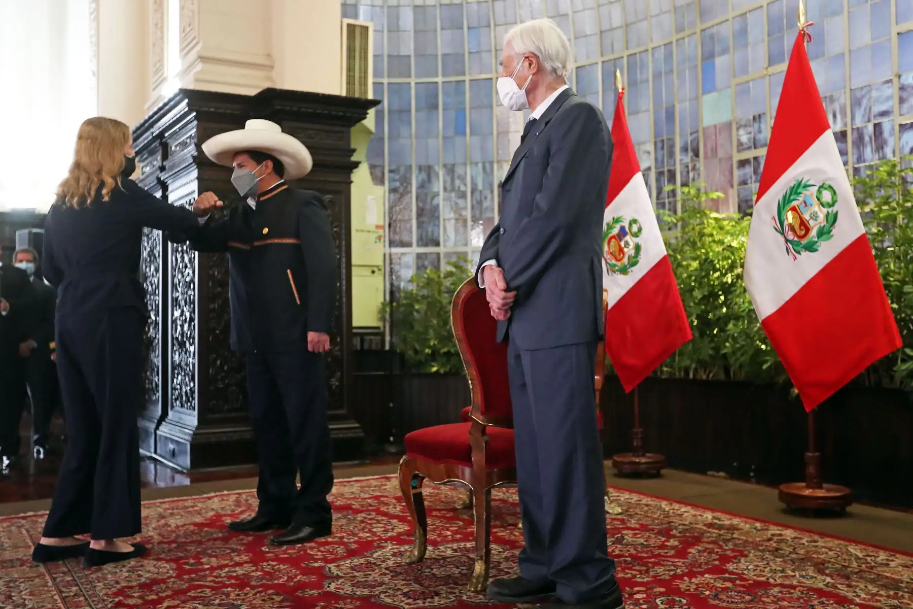 El presidente de la República, Pedro Castillo, junto con el Canciller, Héctor Béjar, reciben el saludo protocolar del cuerpo diplomático acreditado en el Perú y representantes de organizaciones internacionales.
Foto: ANDINA/Prensa Presidencia
