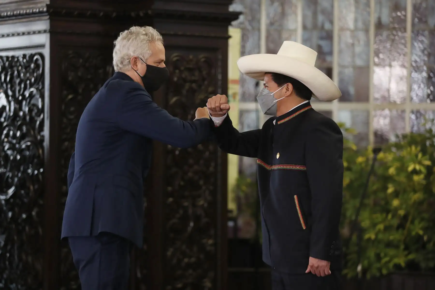 El presidente de la República, Pedro Castillo, junto con el Canciller, Héctor Béjar, reciben el saludo protocolar del cuerpo diplomático acreditado en el Perú y representantes de organizaciones internacionales.
Foto: ANDINA/Prensa Presidencia