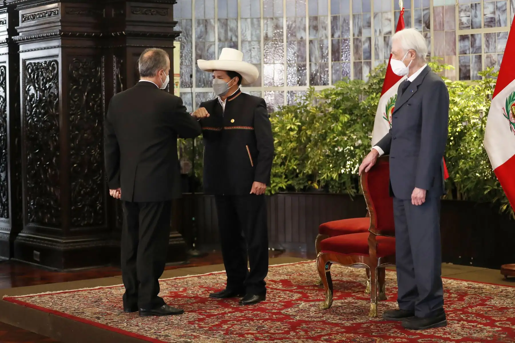 El presidente de la República, Pedro Castillo, junto con el Canciller, Héctor Béjar, reciben el saludo protocolar del cuerpo diplomático acreditado en el Perú y representantes de organizaciones internacionales.
Foto: ANDINA/Prensa Presidencia