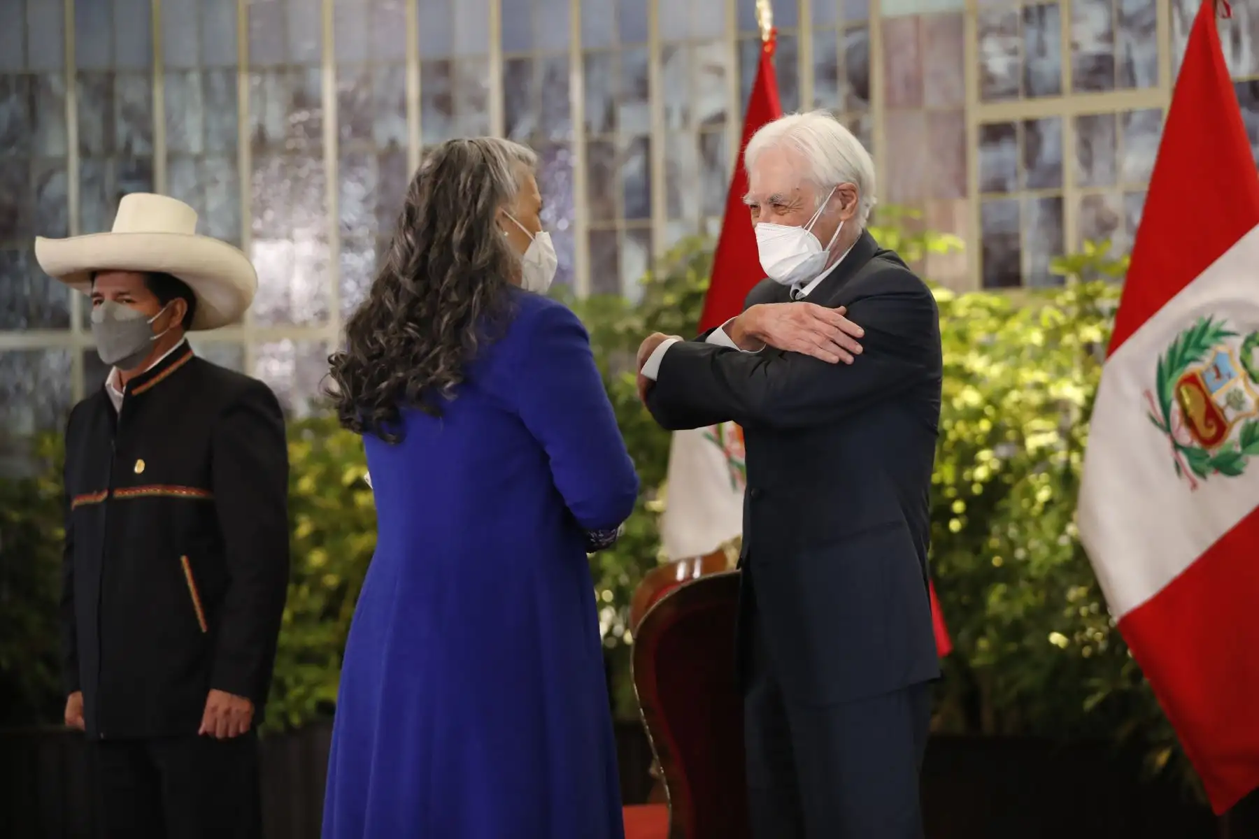 El presidente de la República, Pedro Castillo, junto con el Canciller, Héctor Béjar, reciben el saludo protocolar del cuerpo diplomático acreditado en el Perú y representantes de organizaciones internacionales.
Foto: ANDINA/Prensa Presidencia