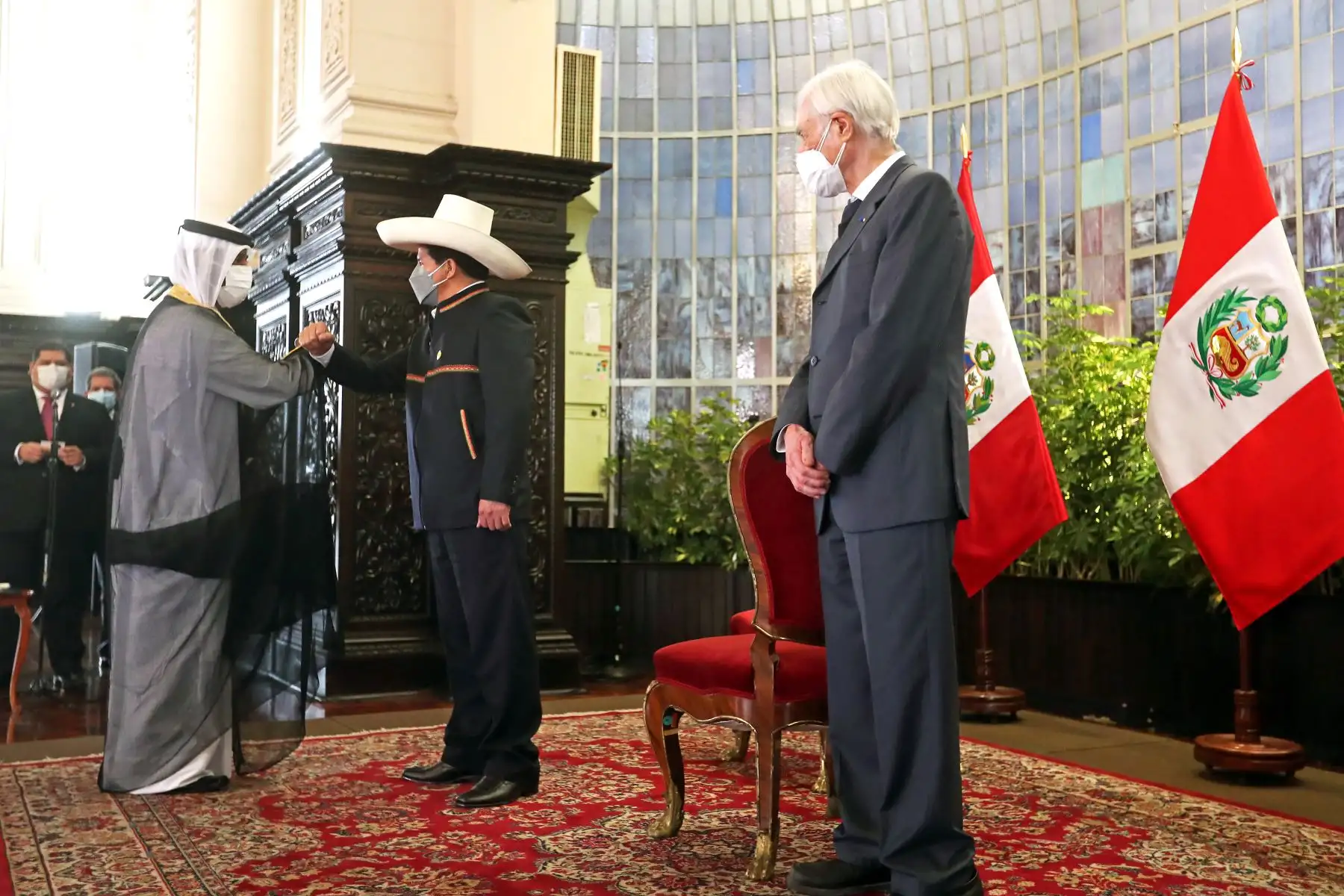 El presidente de la República, Pedro Castillo, junto con el Canciller, Héctor Béjar, reciben el saludo protocolar del cuerpo diplomático acreditado en el Perú y representantes de organizaciones internacionales.
Foto: ANDINA/Prensa Presidencia