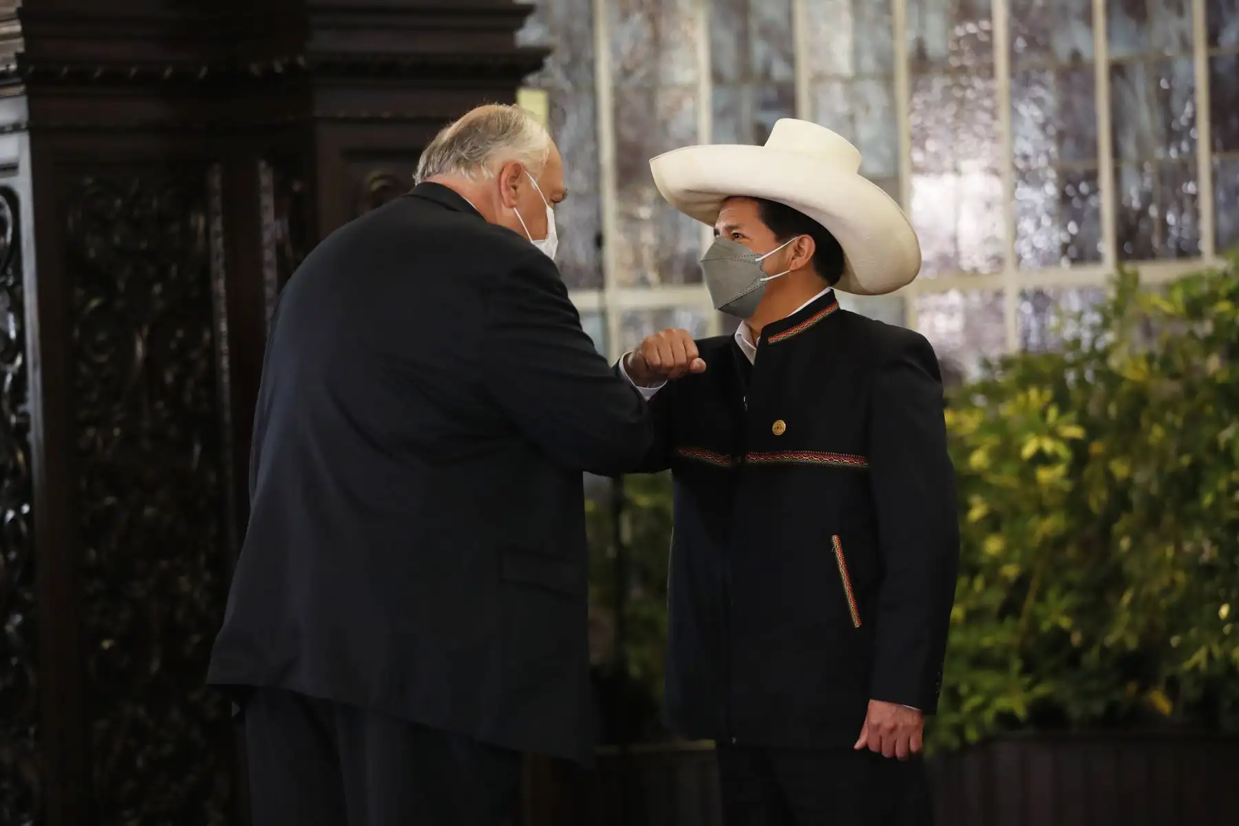 El presidente de la República, Pedro Castillo, junto con el Canciller, Héctor Béjar, reciben el saludo protocolar del cuerpo diplomático acreditado en el Perú y representantes de organizaciones internacionales.
Foto: ANDINA/Prensa Presidencia
