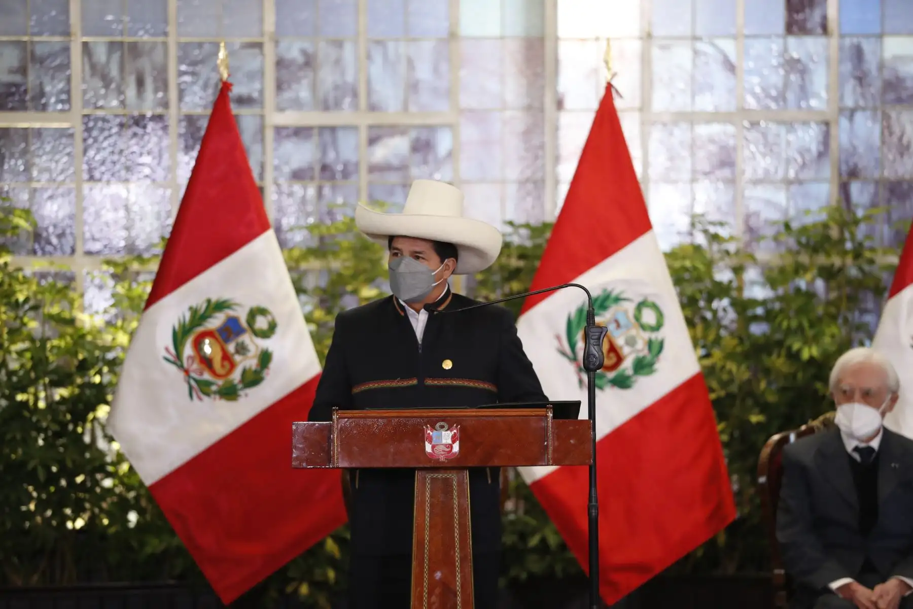 El presidente de la República, Pedro Castillo, junto con el Canciller, Héctor Béjar, reciben el saludo protocolar del cuerpo diplomático acreditado en el Perú y representantes de organizaciones internacionales.
Foto: ANDINA/Prensa Presidencia