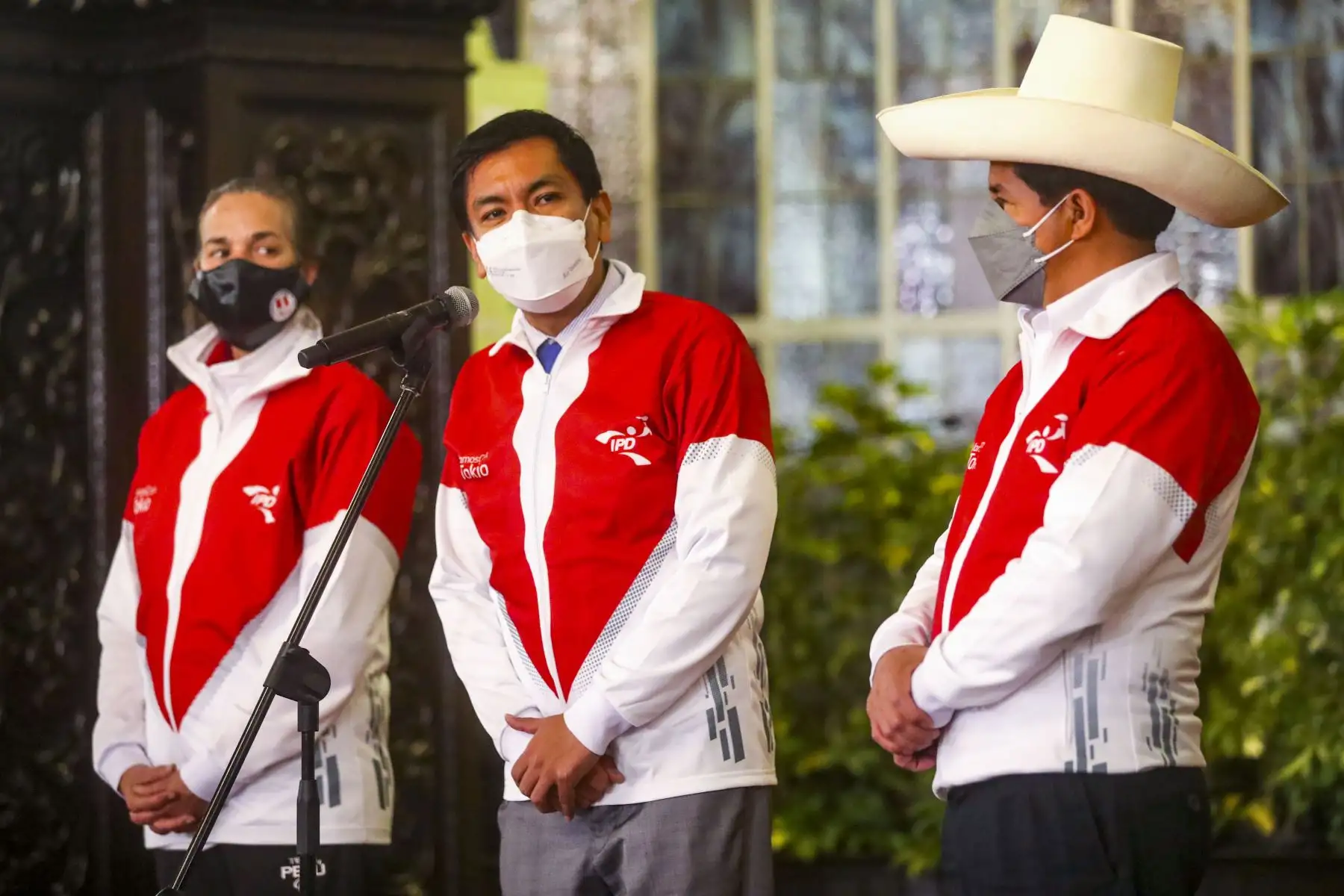El mandatario Pedro Castillo acompañado por el titular del Ministerio de Educación, preside la ceremonia de entrega de la bandera del Perú y despedida a la delegación peruana que participará en los Juegos Paralímpicos de Tokio 2020. Foto: ANDINA/Presidencia Perú