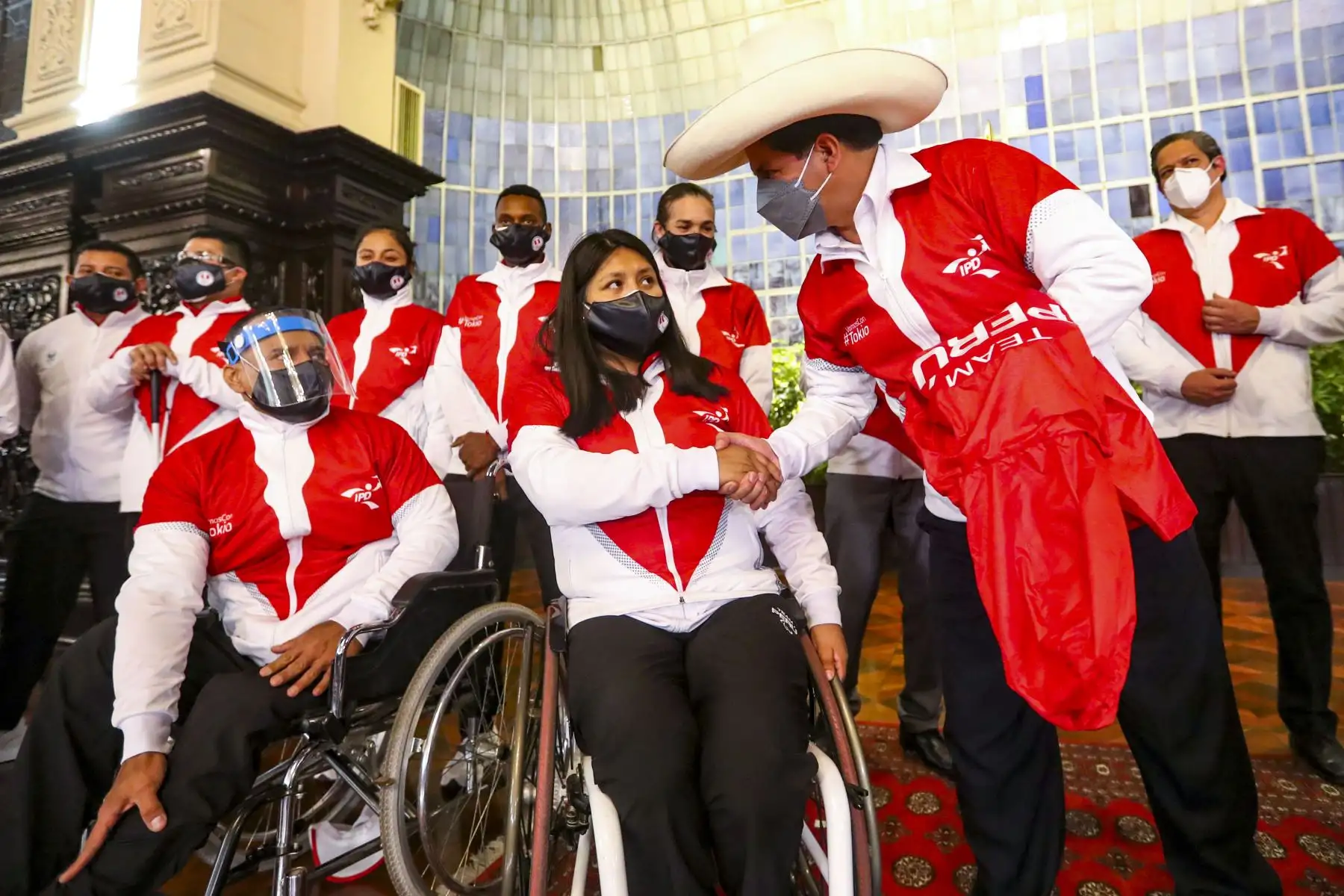 El mandatario Pedro Castillo acompañado por el titular del Ministerio de Educación, preside la ceremonia de entrega de la bandera del Perú y despedida a la delegación peruana que participará en los Juegos Paralímpicos de Tokio 2020. Foto: ANDINA/Presidencia Perú