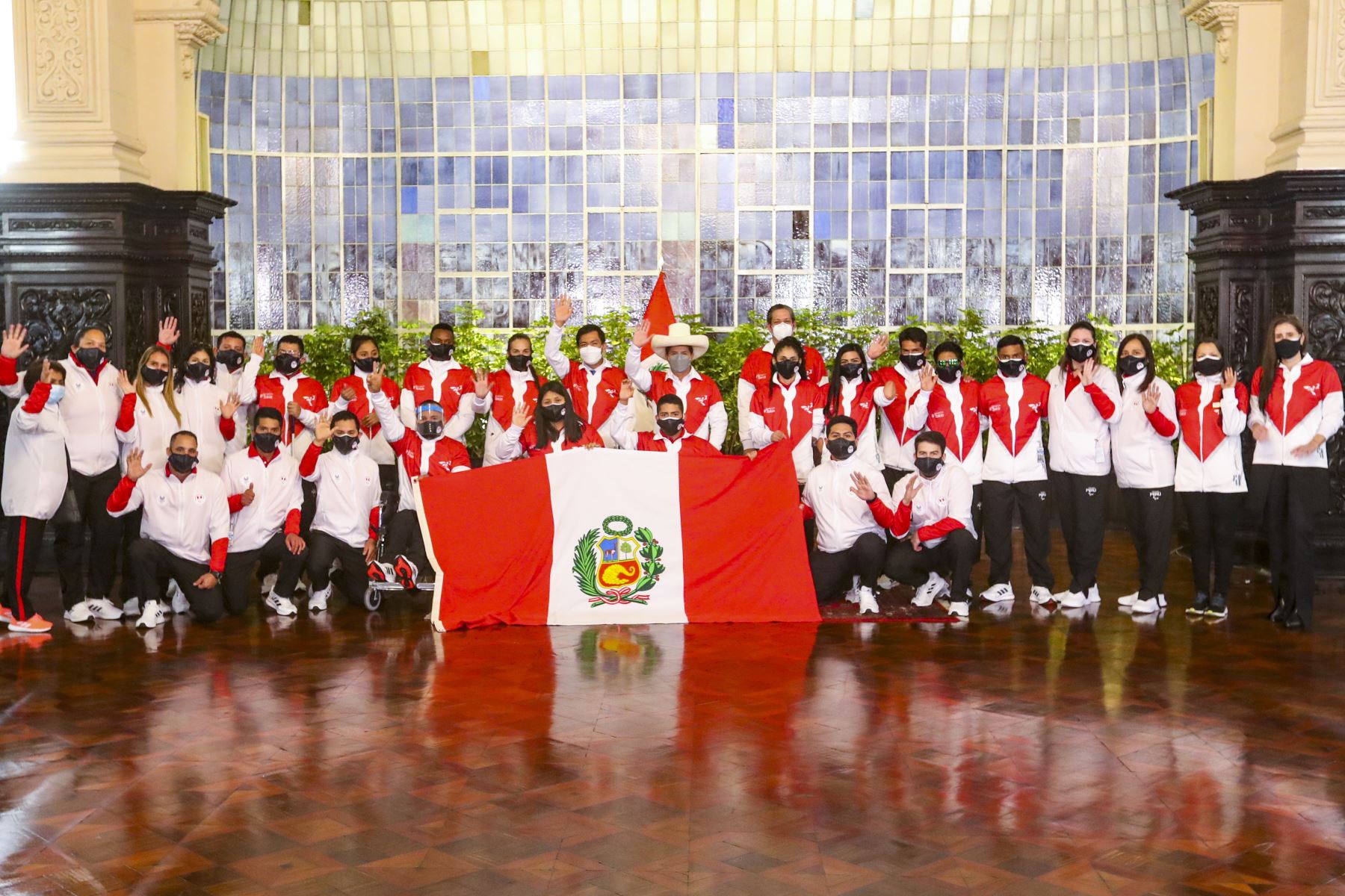 Presidente Pedro Castillo junto a los atletas que irán a los Juegos Paralímpicos. ANDINA/Presidencia Perú