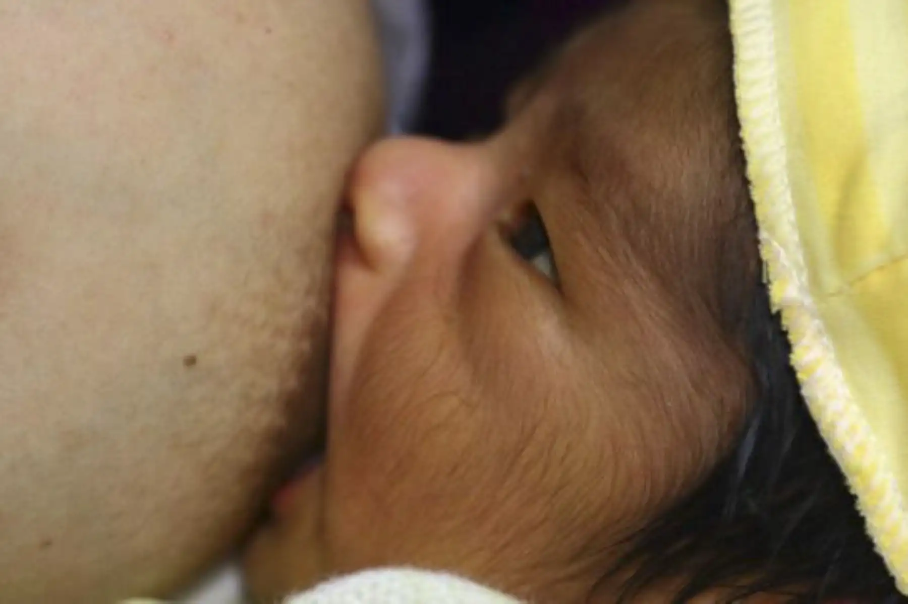 Especialistas del Instituto Nacional de Salud (INS) recomiendan a madres de familia no susprender la lactancia materna si les diagnostican covid-19, porque no contagiarán a sus bebés.  ANDINA/ Minsa