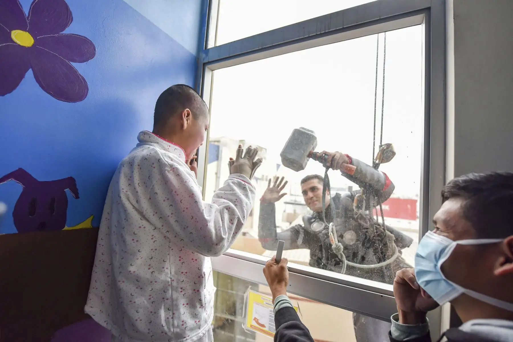 Superhéroes visitan el Hospital Nacional de Salud del Niño de San Borja, descendieron por las ventanas e hicieron vivir mágicos momentos a los pequeños hospitalizados del INSN. Foto: ANDINA/INSN