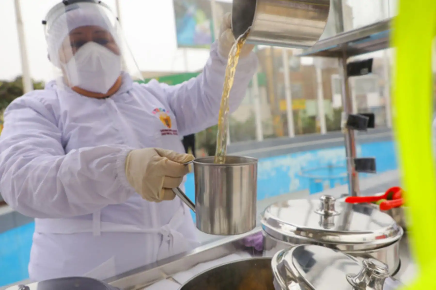 El emoliente es una tradicional bebida oriunda del Perú, preparada con plantas medicinales y que está presente en casi todas las localidades de nuestro país vendiéndose en puestos rodantes ubicados en avenidas y calles de alto tránsito de público. ANDINA/Difusión