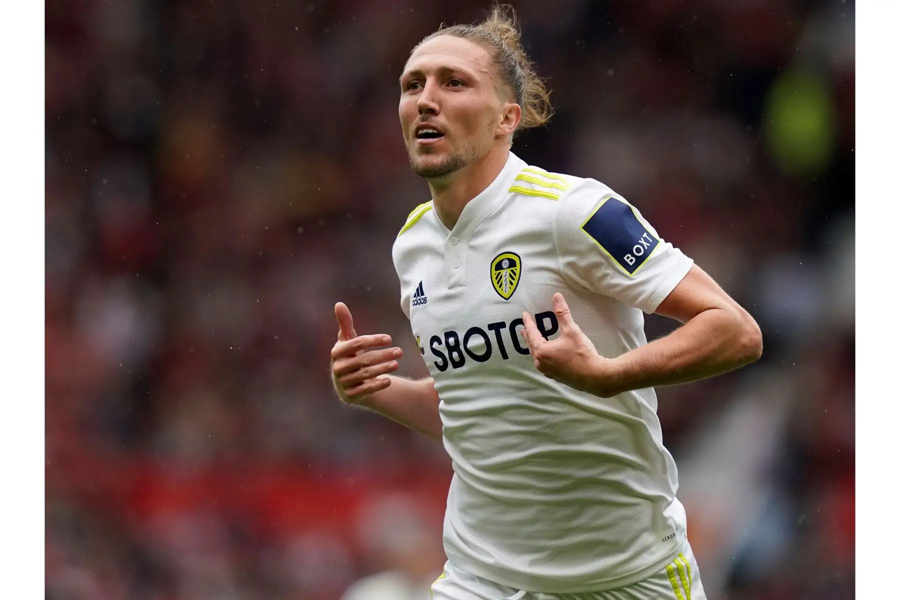 Luke Ayling del Leeds United celebra tras anotar el empate 1-1 durante el partido ante el Manchester United por la Premier League, en Gran Bretaña. Foto: EFE