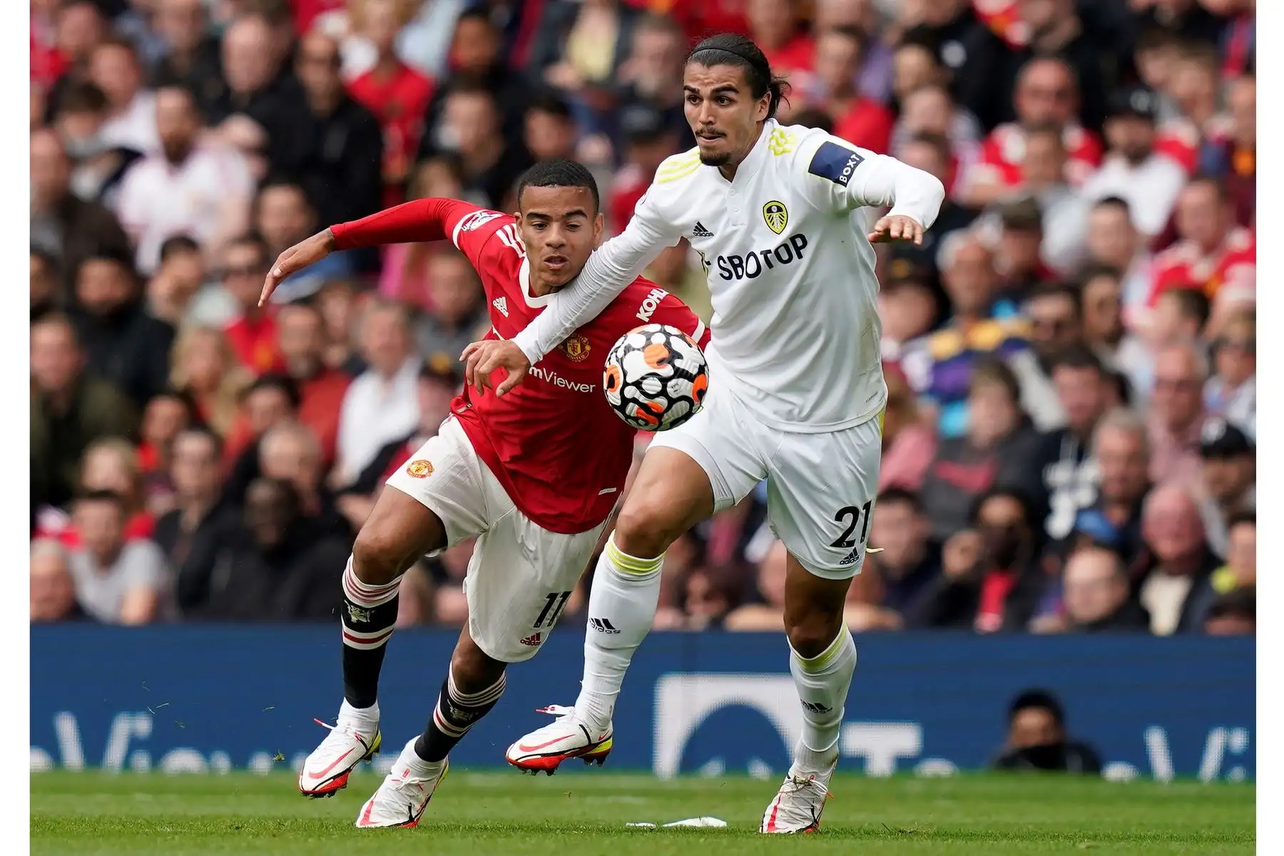 Mason Greenwood del Manchester United desafía a Pascal Struijk del Leeds United durante el partido por la Premier League, en Gran Bretaña. Foto: EFE