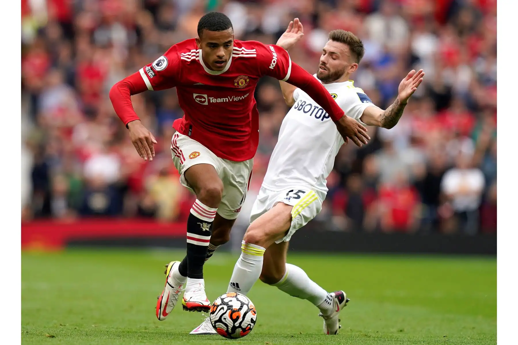 Mason Greenwood del Manchester United desafía a Stuart Dallas del Leeds United durante el partido de fútbol de la Premier League, en Gran Bretaña. Foto: EFE