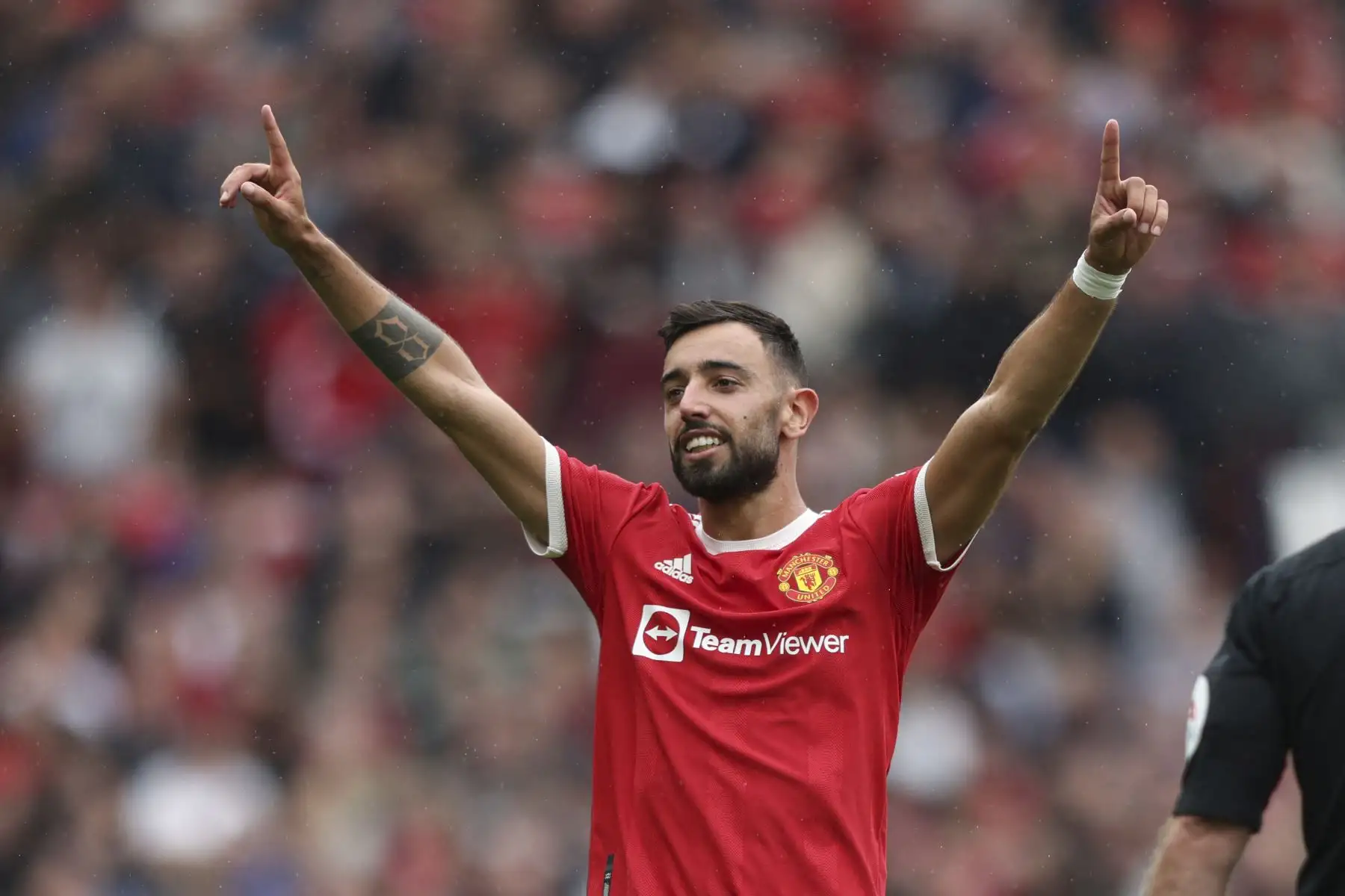 El centrocampista portugués del Manchester United, Bruno Fernandes, celebra tras anotar el cuarto gol de su equipo durante el partido de la Premier League inglesa, en Old Trafford. Foto: AFP